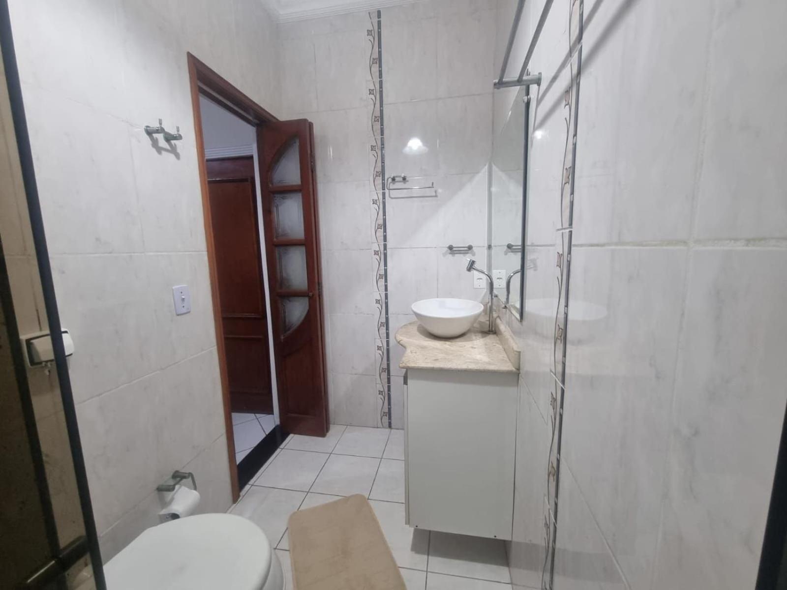 Pousada II House Beach Brasil , Suites com banheiros Privativos, PISCINA com cascata e área familiar para churrasco, Garage GRATUITA, próx-praia da Aviação