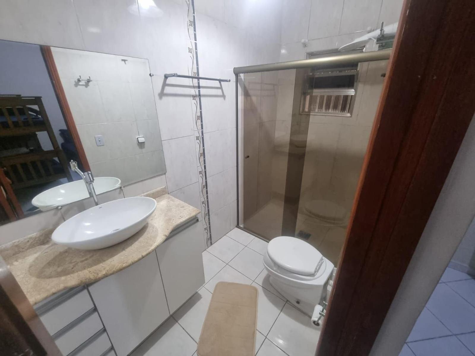 Pousada II House Beach Brasil , Suites com banheiros Privativos, PISCINA com cascata e área familiar para churrasco, Garage GRATUITA, próx-praia da Aviação