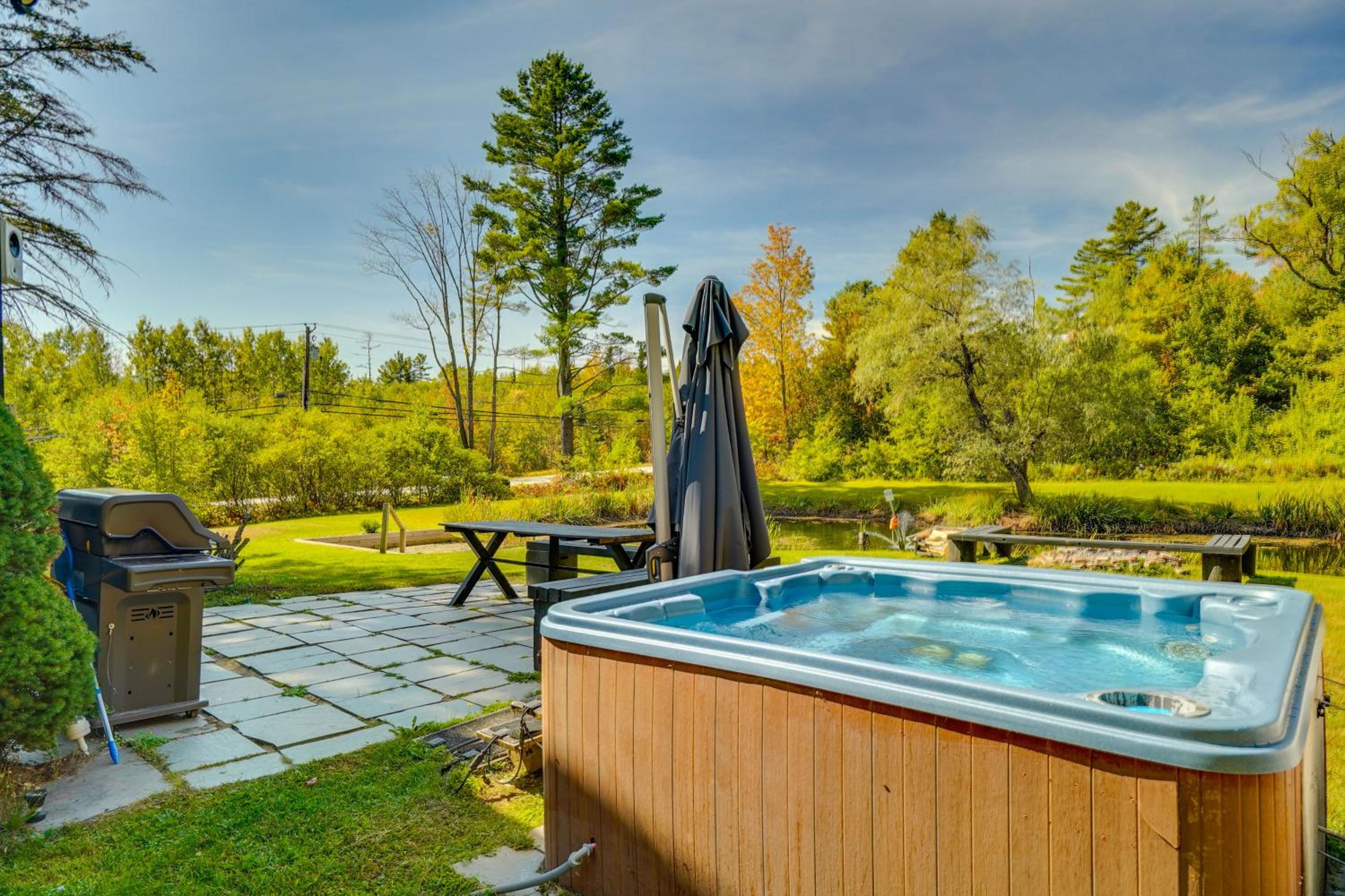 Stratton Shuttle Access! Vermont Mountain Hideaway