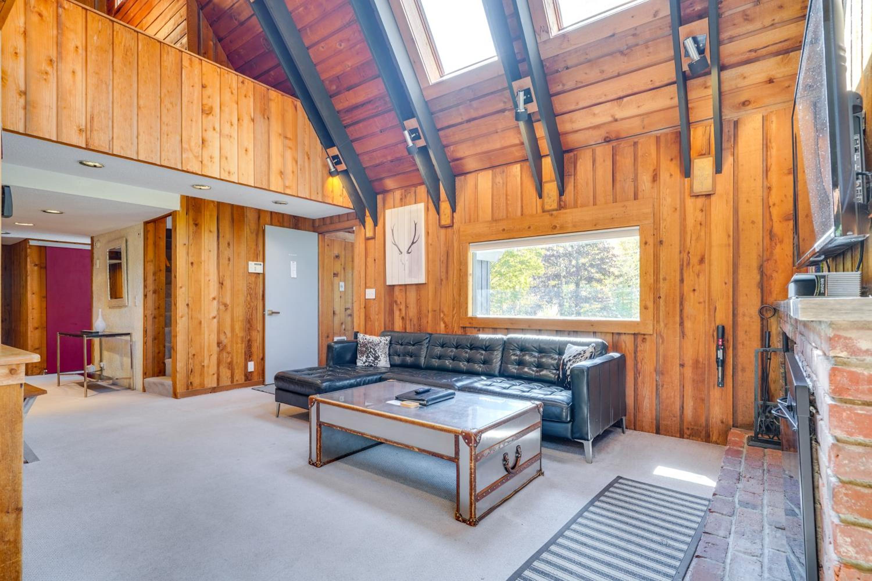 Stratton Shuttle Access! Vermont Mountain Hideaway