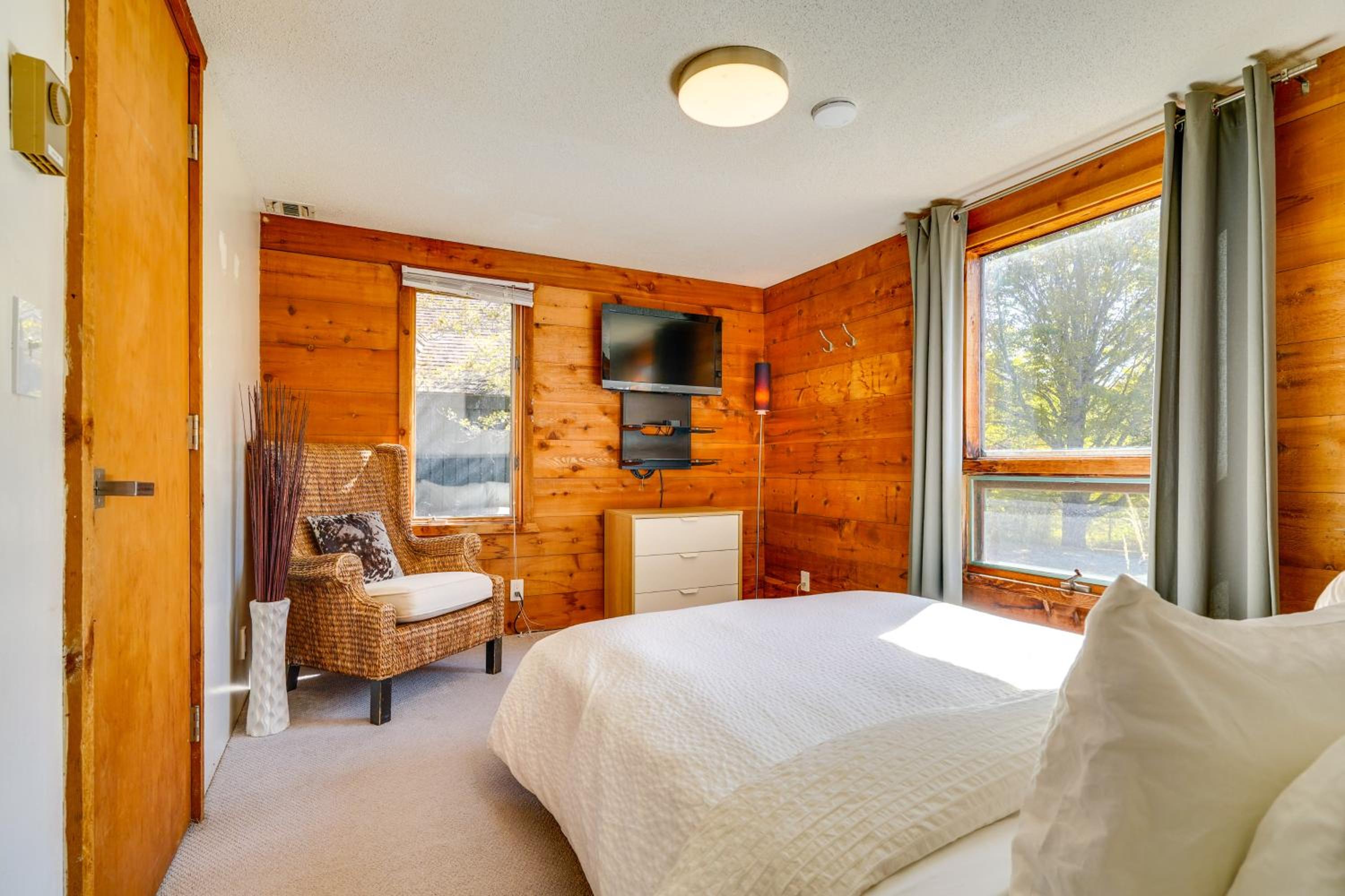 Stratton Shuttle Access! Vermont Mountain Hideaway