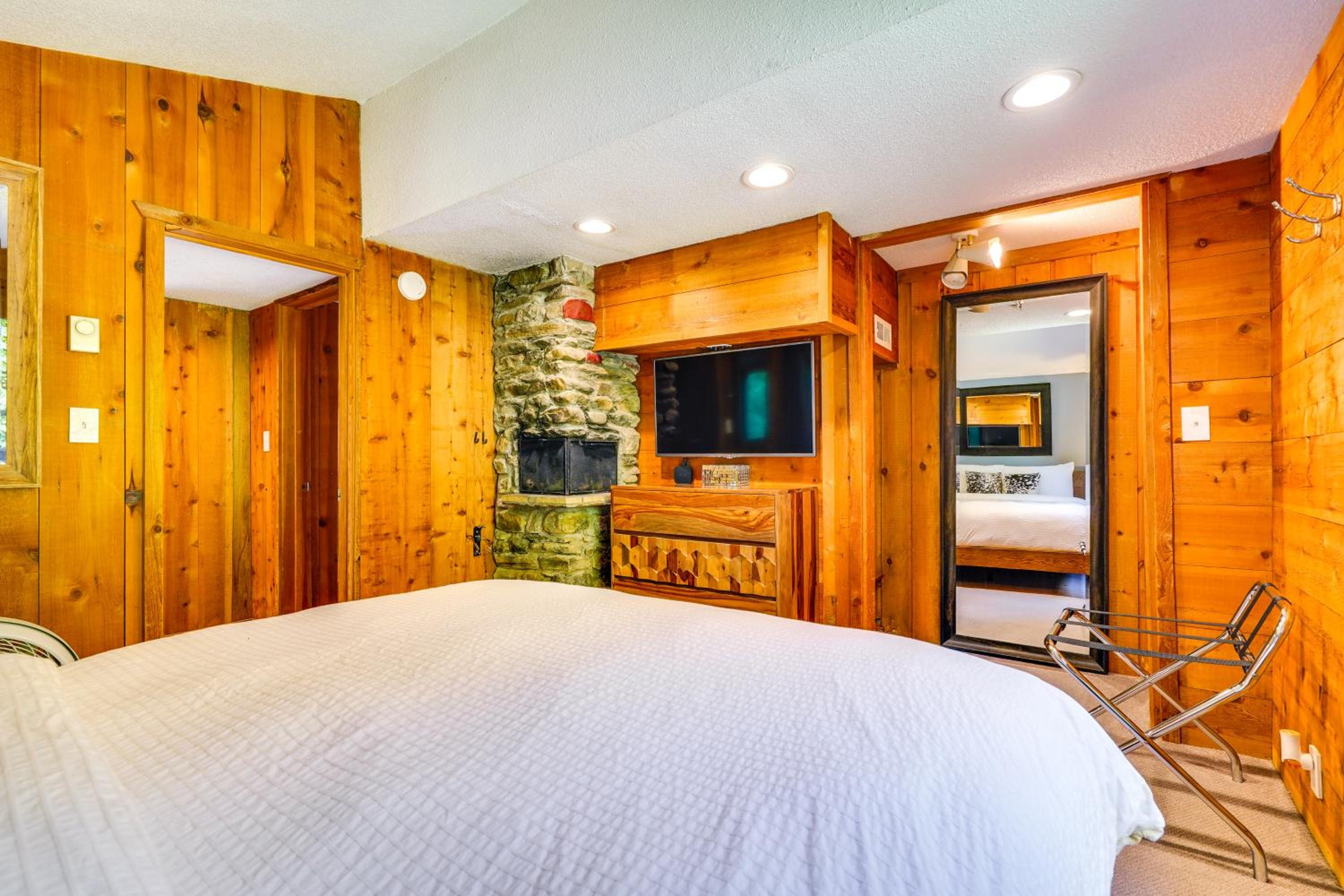 Stratton Shuttle Access! Vermont Mountain Hideaway