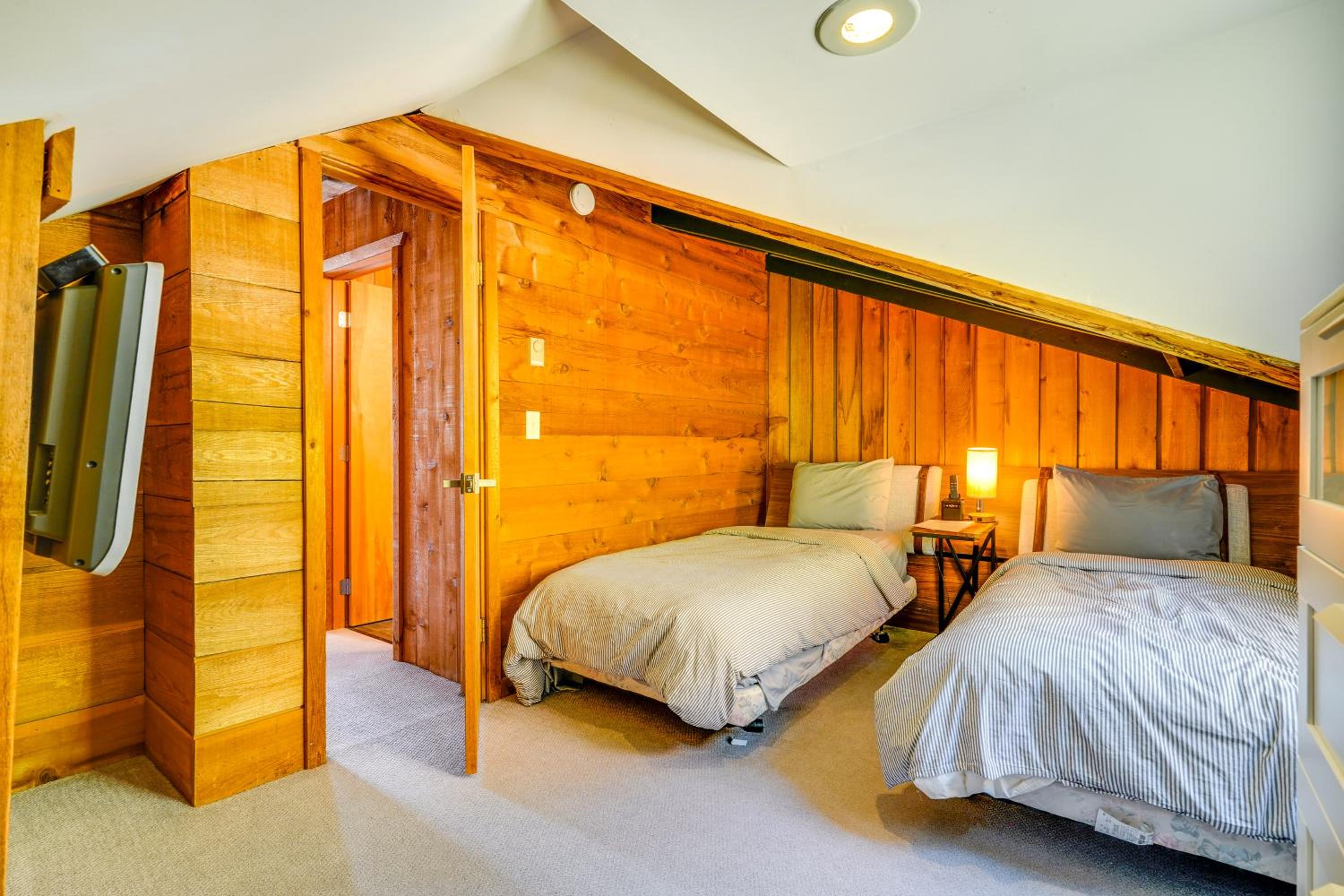 Stratton Shuttle Access! Vermont Mountain Hideaway