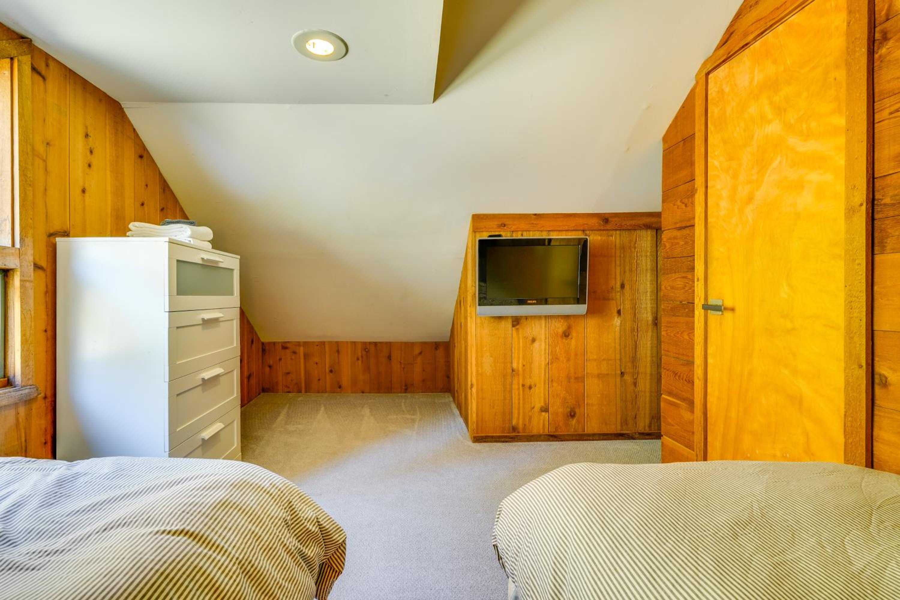 Stratton Shuttle Access! Vermont Mountain Hideaway