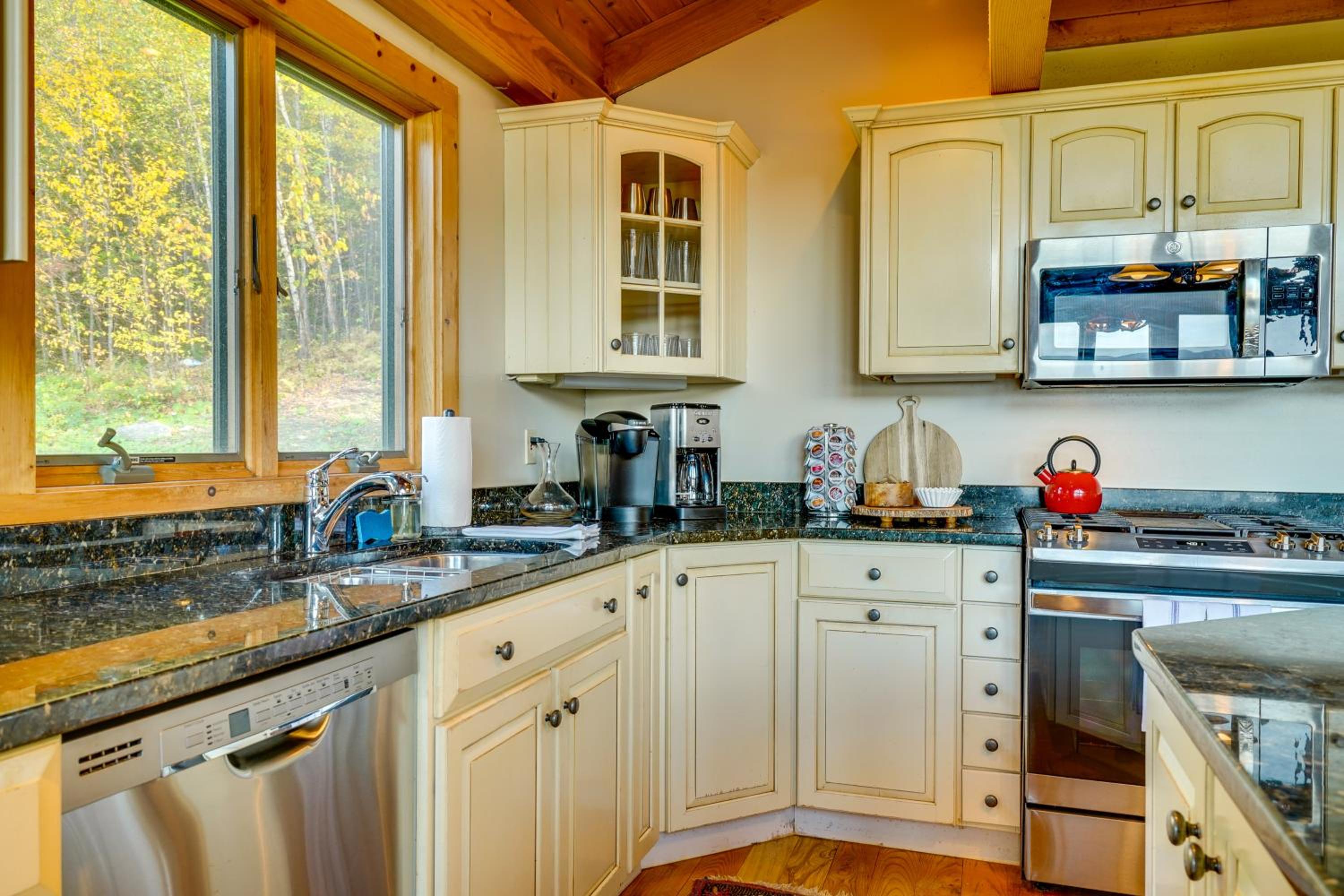 4 Mi to Stratton! Group Getaway with Deck and Views