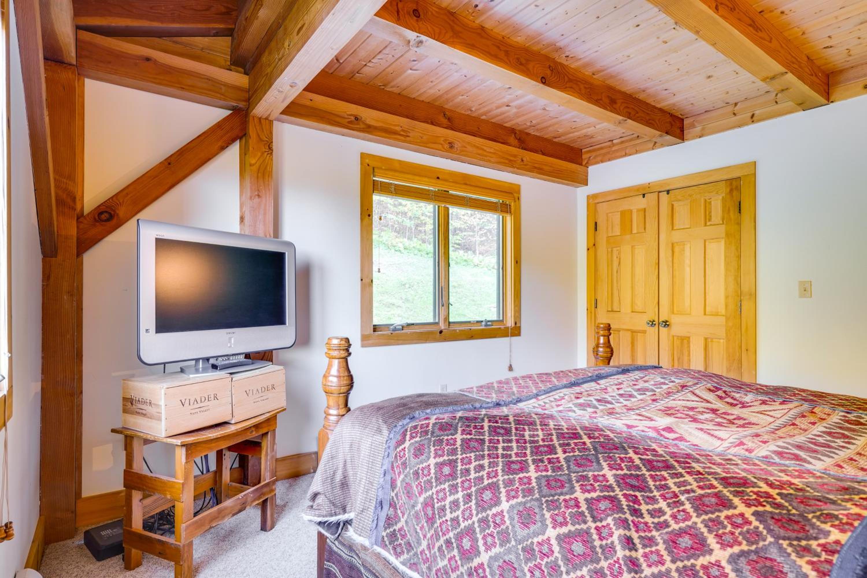 4 Mi to Stratton! Group Getaway with Deck and Views
