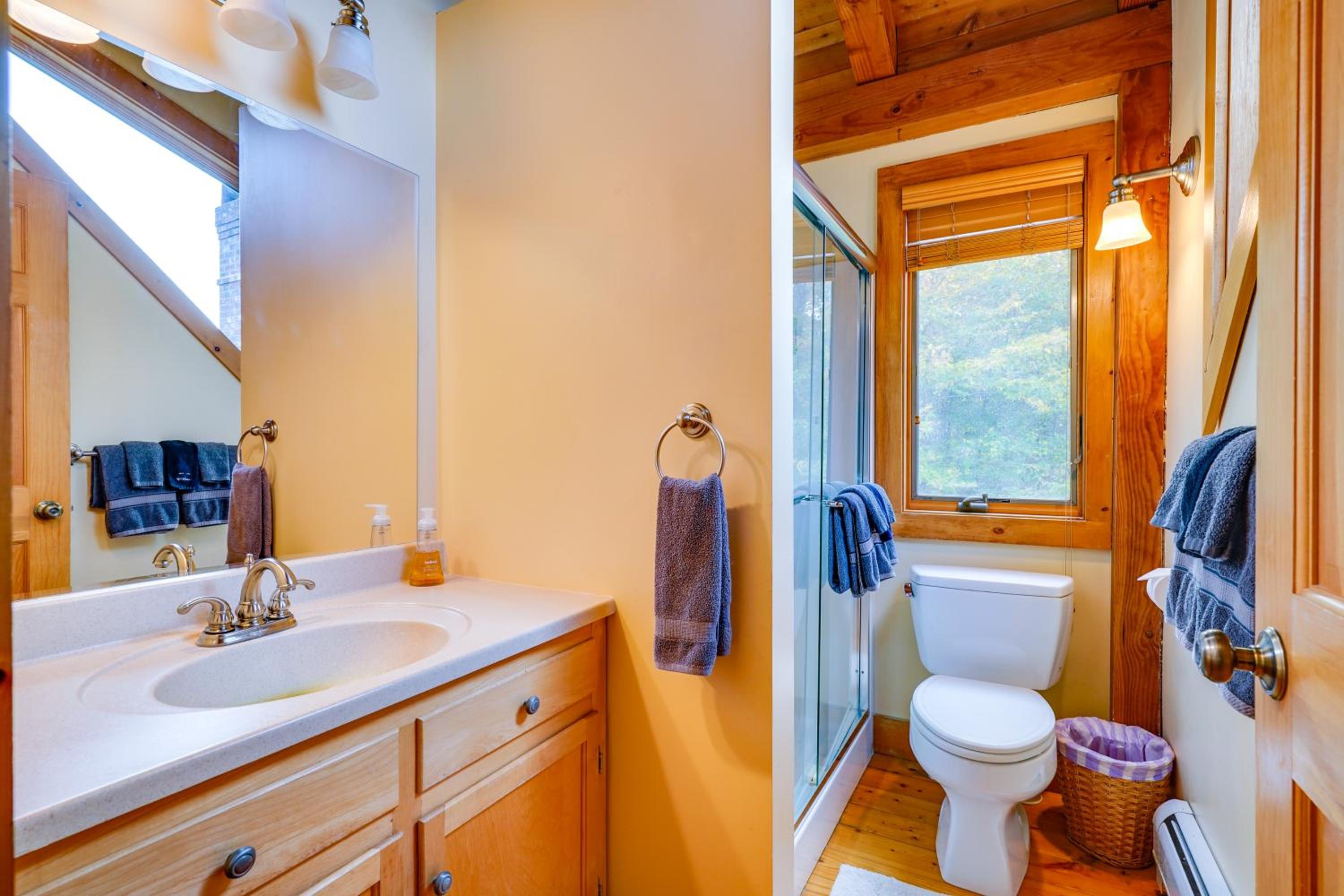 4 Mi to Stratton! Group Getaway with Deck and Views