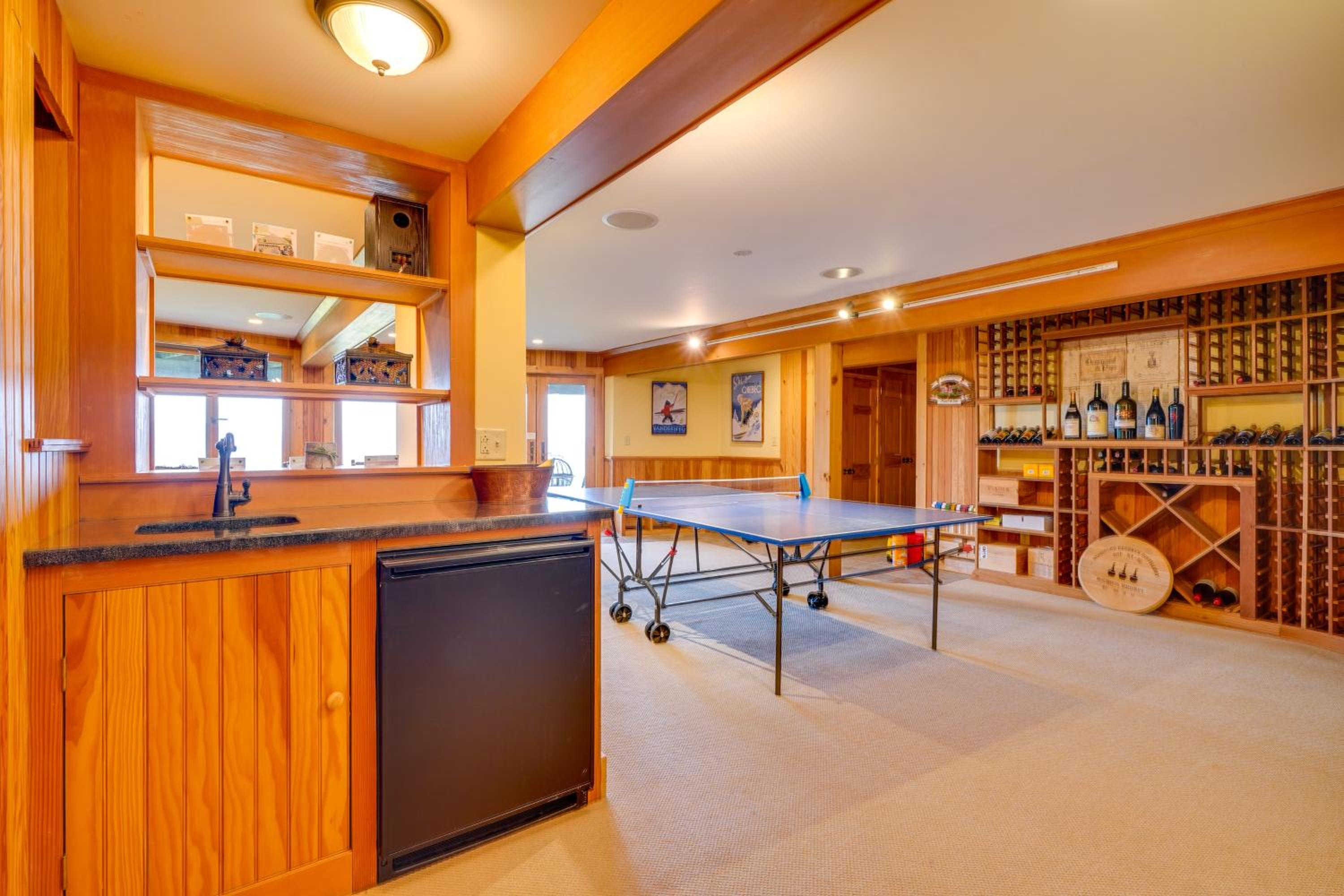 4 Mi to Stratton! Group Getaway with Deck and Views