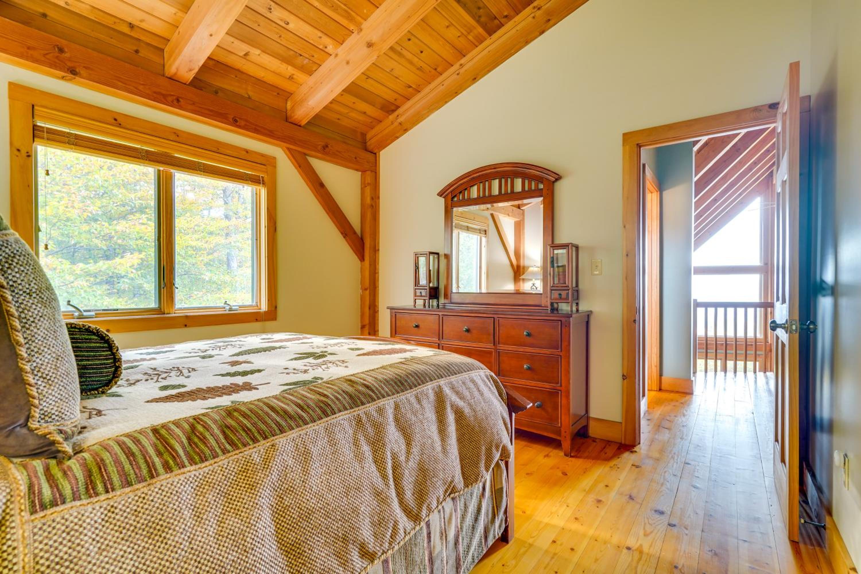 4 Mi to Stratton! Group Getaway with Deck and Views
