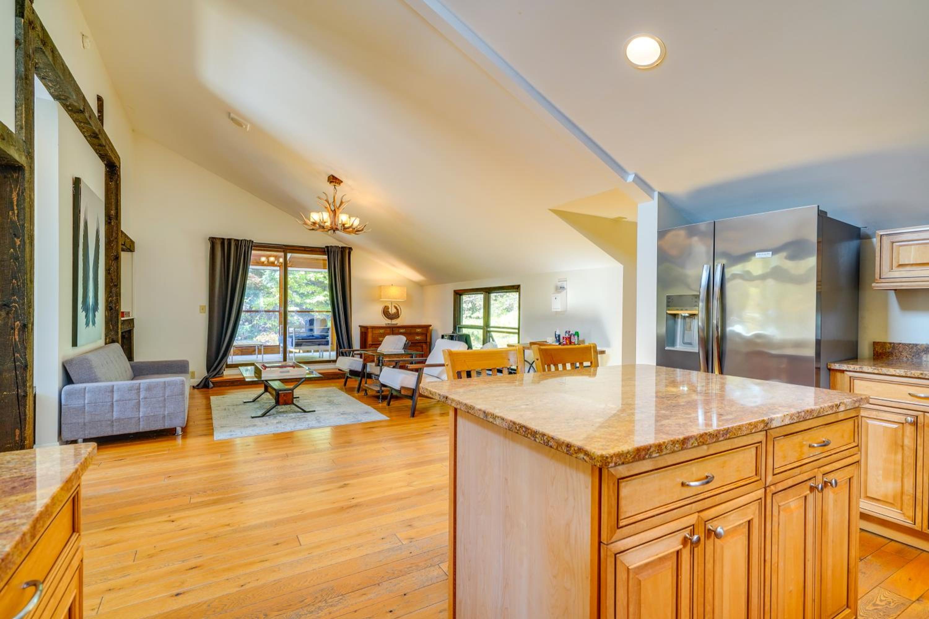 Luxe 5,000 Sq Ft Retreat 5 Mi to Stratton Resort