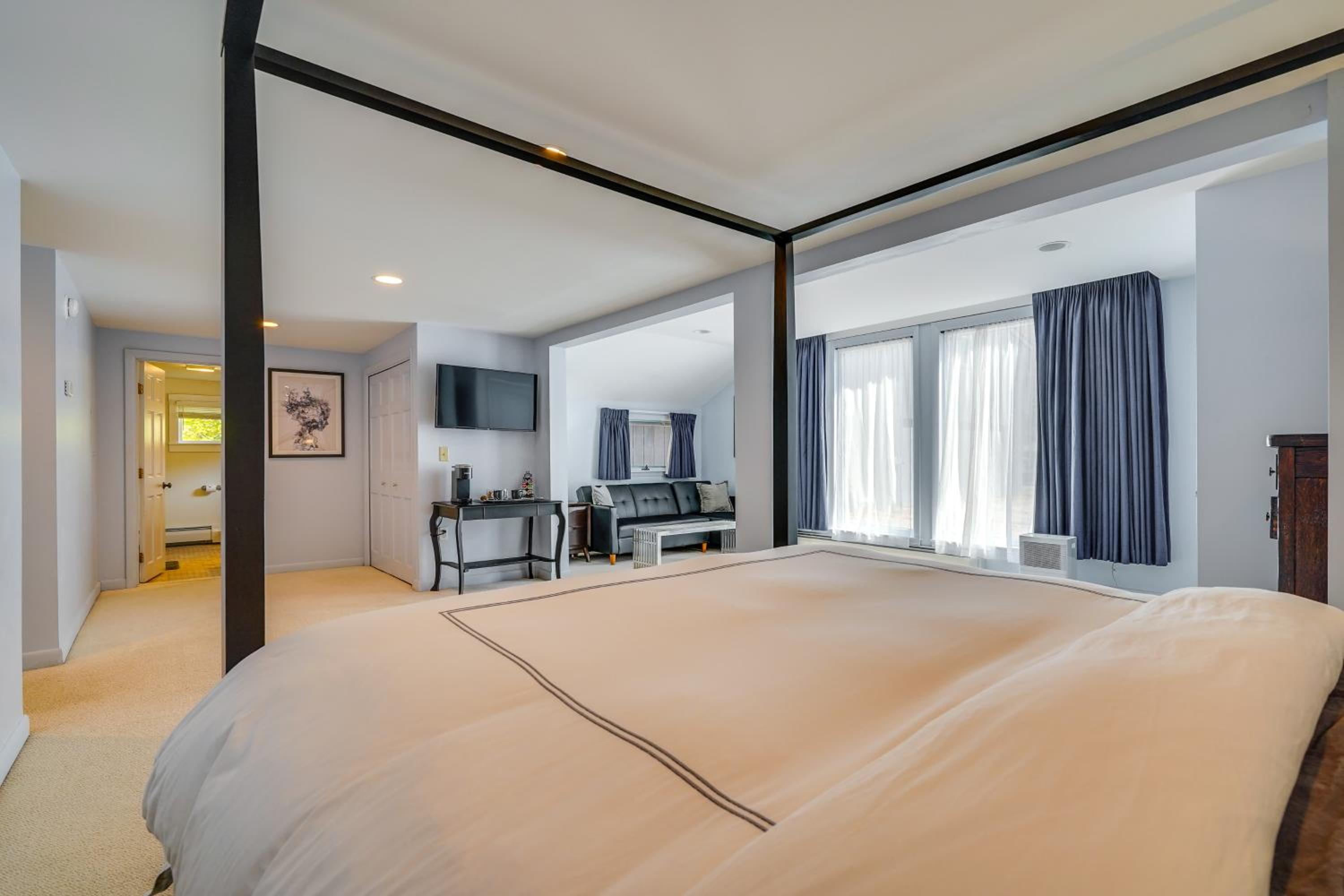 Luxe 5,000 Sq Ft Retreat 5 Mi to Stratton Resort
