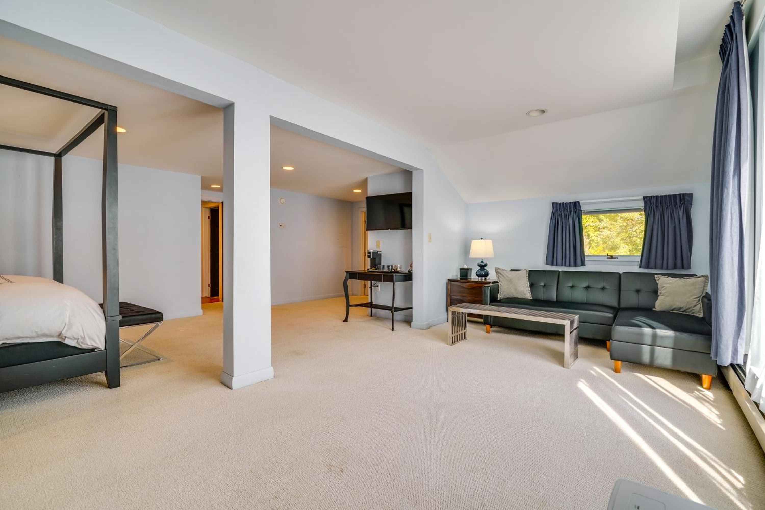 Luxe 5,000 Sq Ft Retreat 5 Mi to Stratton Resort