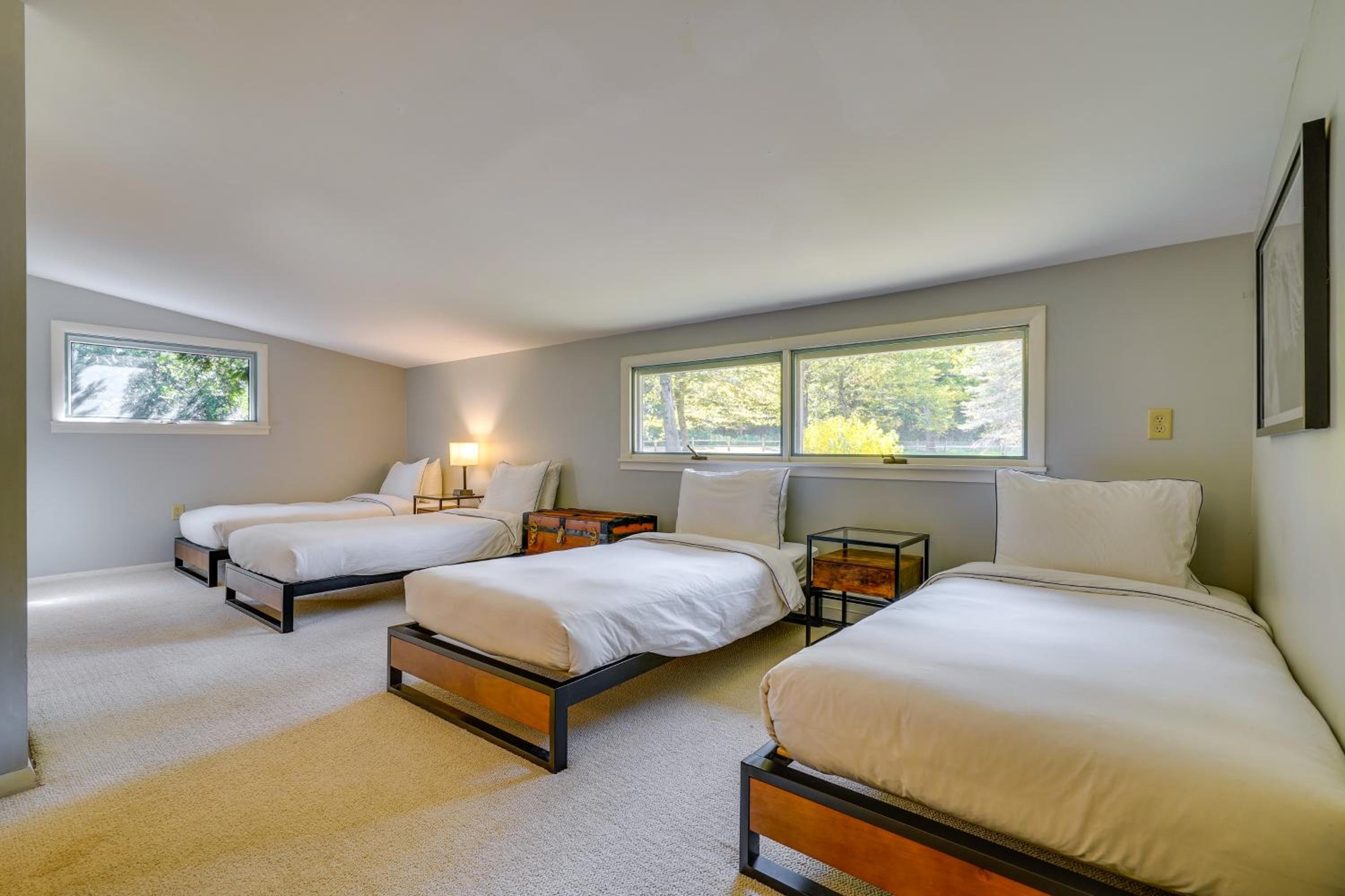 Luxe 5,000 Sq Ft Retreat 5 Mi to Stratton Resort