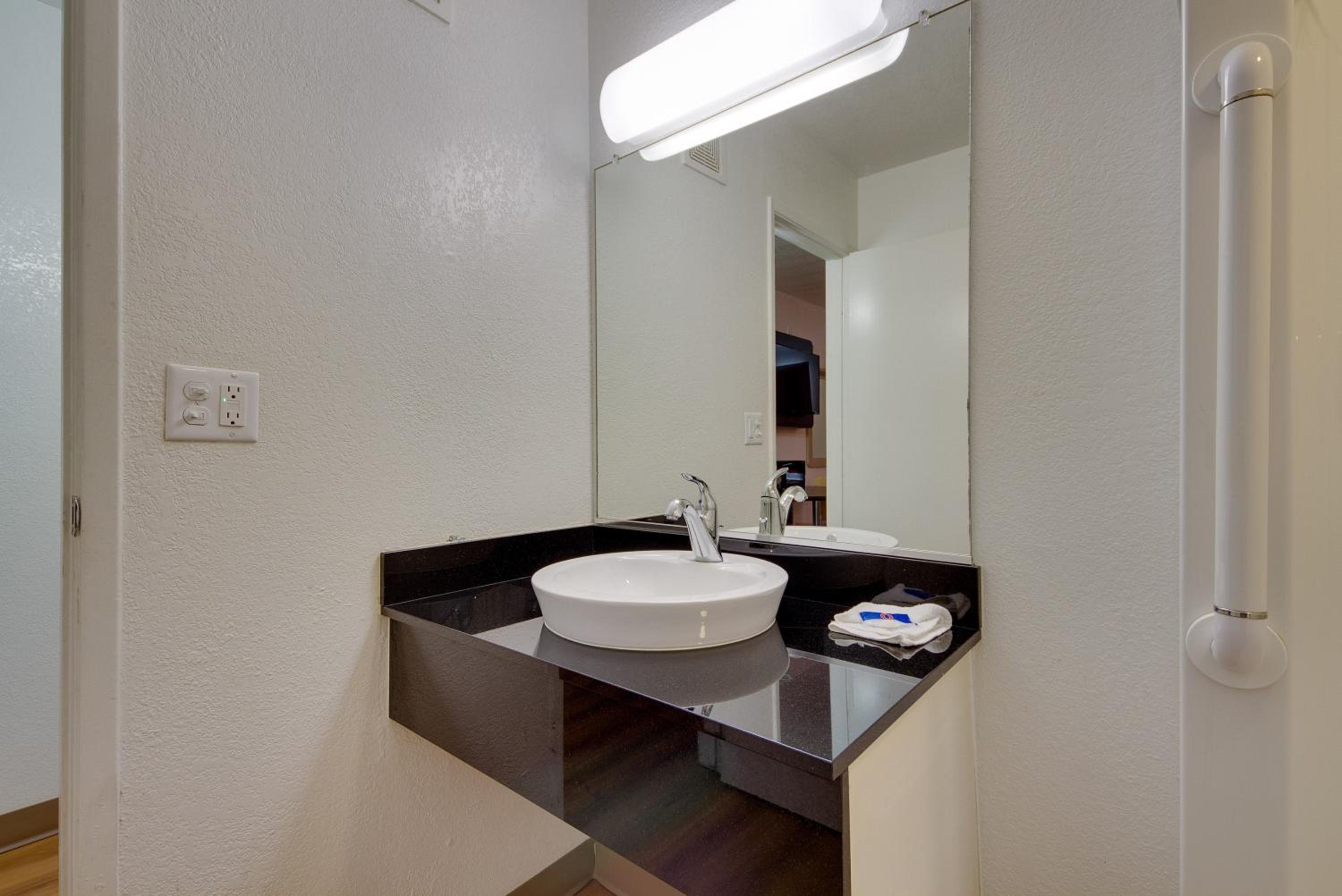 Muskogee Vacations - Avera Suites - Property Image 3