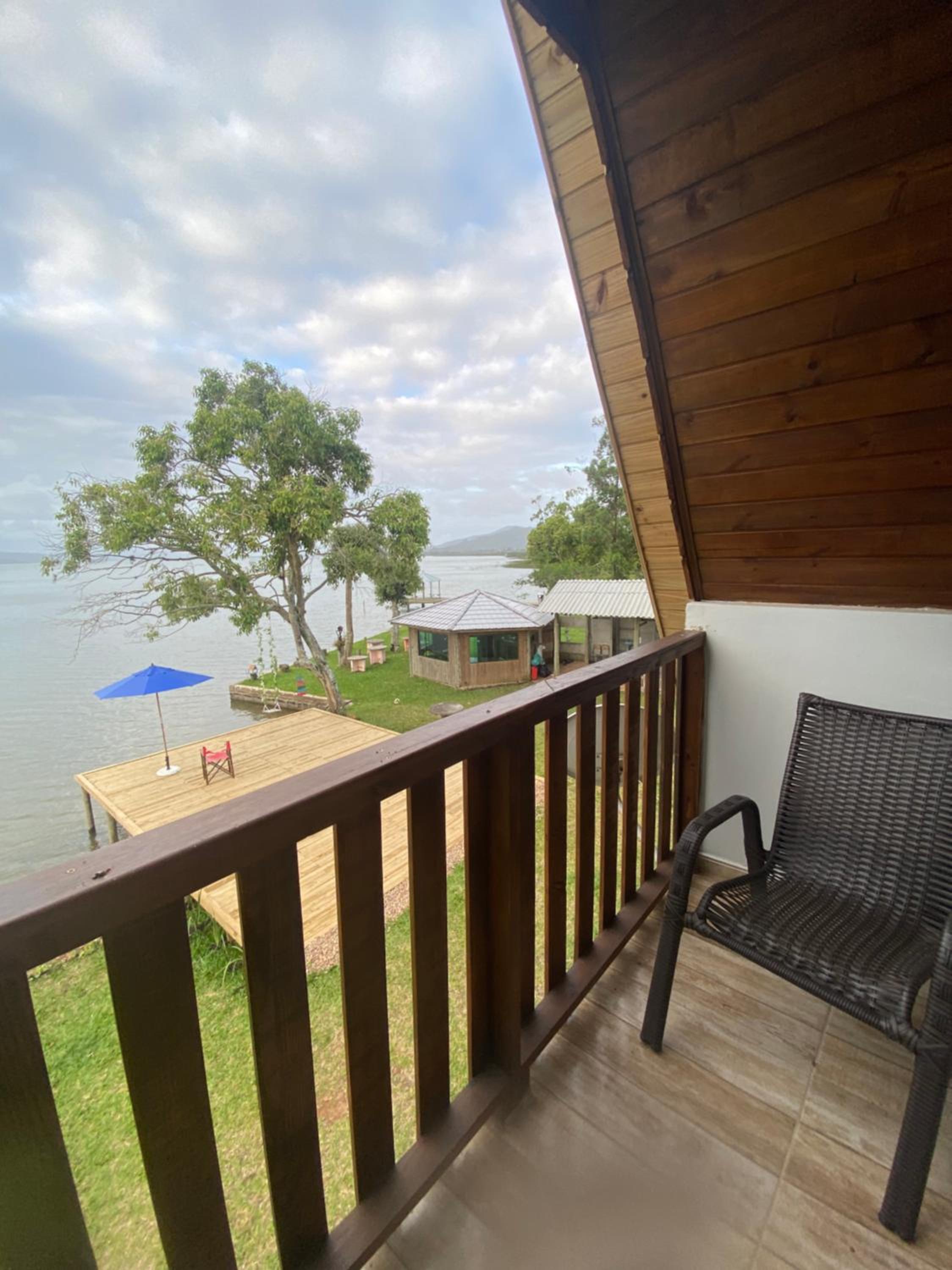 Chalé na beira da lagoa com vista