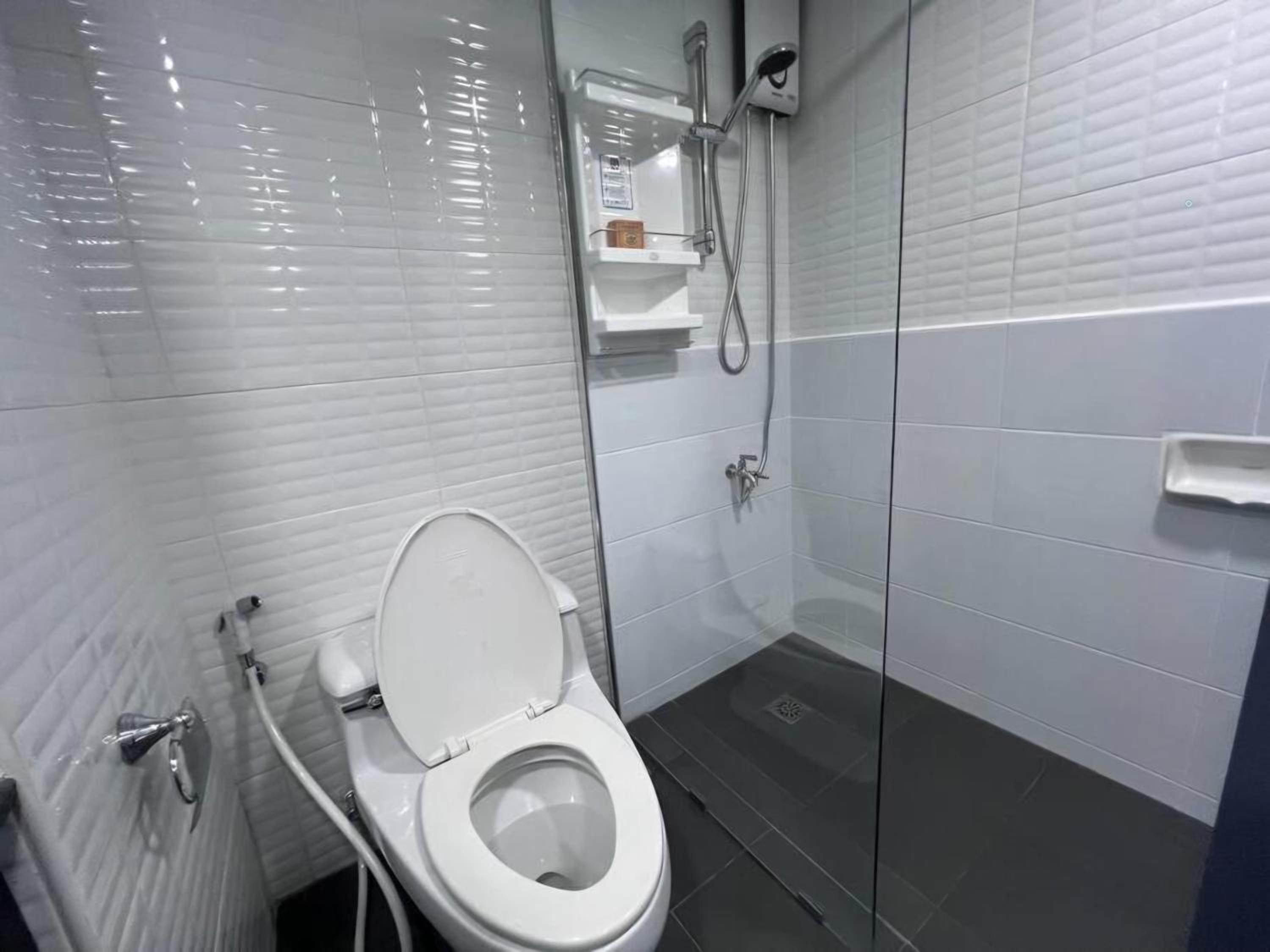 SelfCheckIn 1 BedRoom Omni Tower Bangkok center Near Ploenchit Asoke Sukhumvit BTS Night Club Pool&Gym