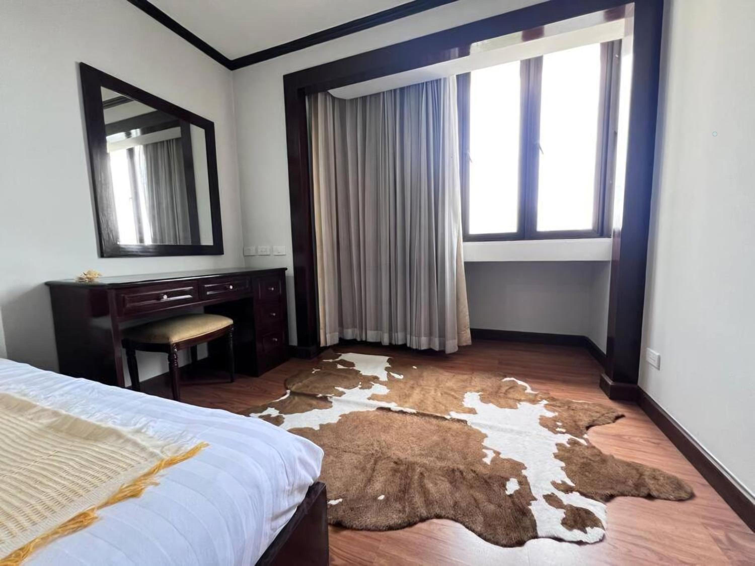 SelfCheckIn 1 BedRoom Omni Tower Bangkok center Near Ploenchit Asoke Sukhumvit BTS Night Club Pool&Gym