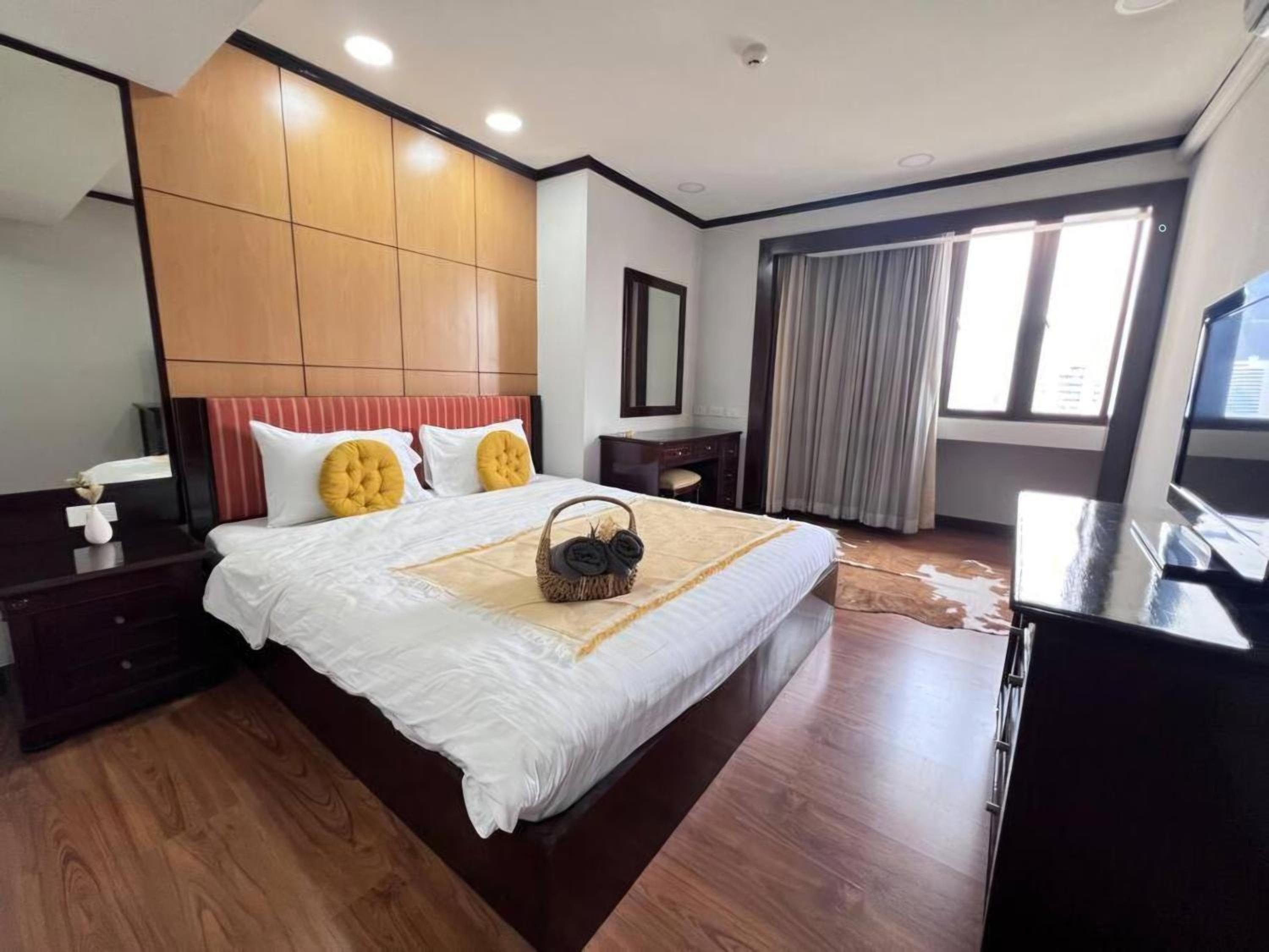 SelfCheckIn 1 BedRoom Omni Tower Bangkok center Near Ploenchit Asoke Sukhumvit BTS Night Club Pool&Gym
