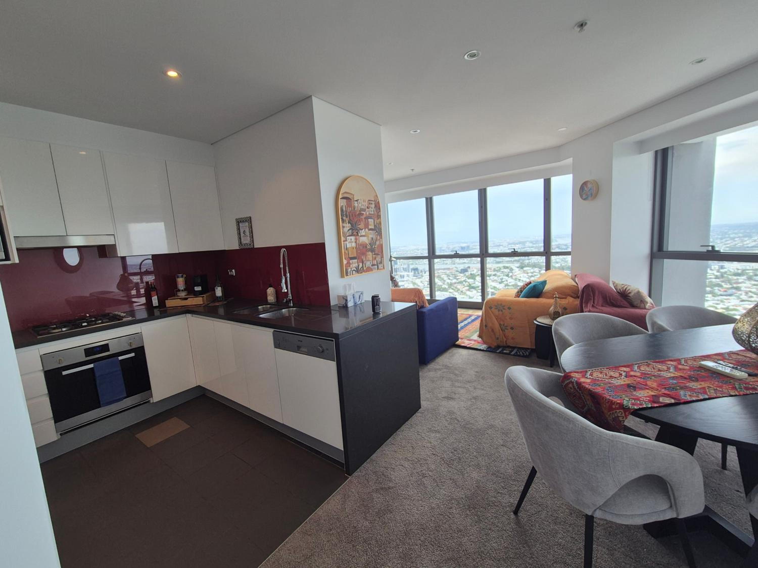 Exotic Moroccan Oasis on Level 60 in Meriton - Deluxe Story Bridge & River Views - Free Parking