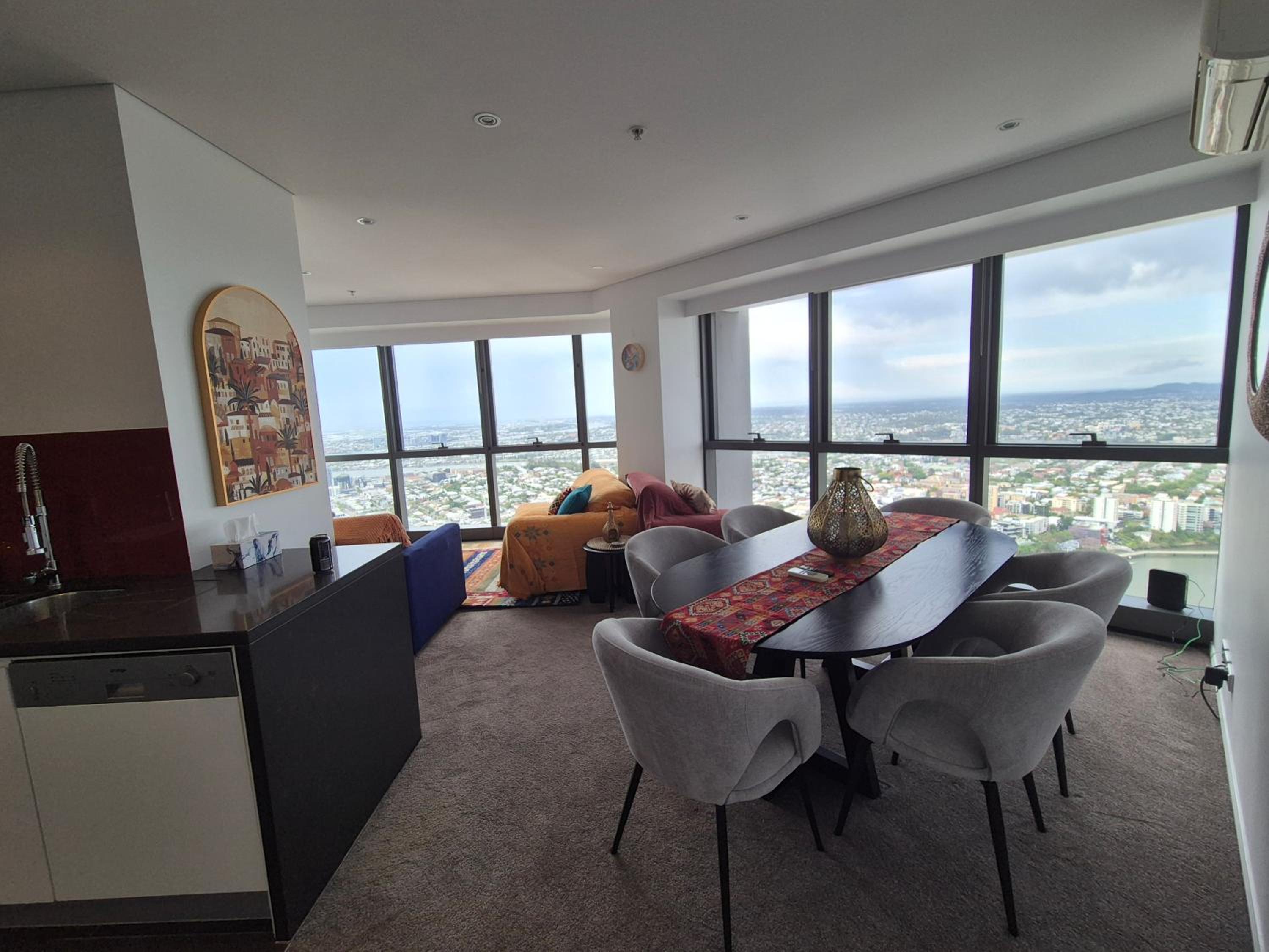 Exotic Moroccan Oasis on Level 60 in Meriton - Deluxe Story Bridge & River Views - Free Parking