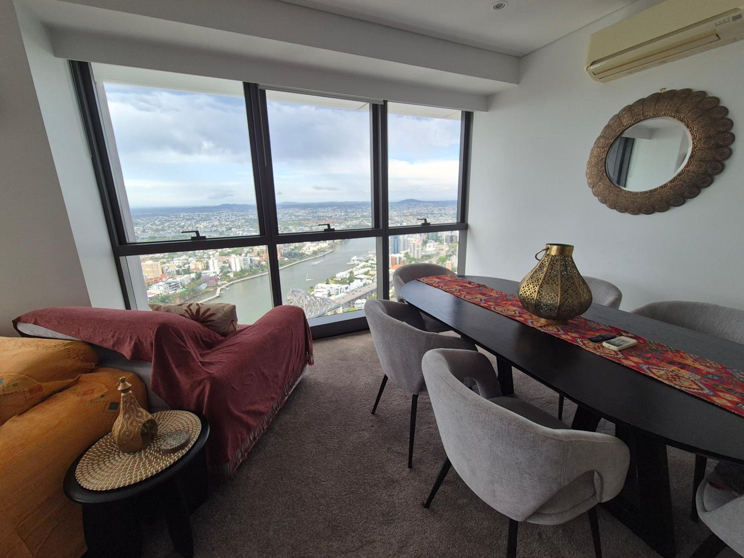 Exotic Moroccan Oasis on Level 60 in Meriton - Deluxe Story Bridge & River Views - Free Parking