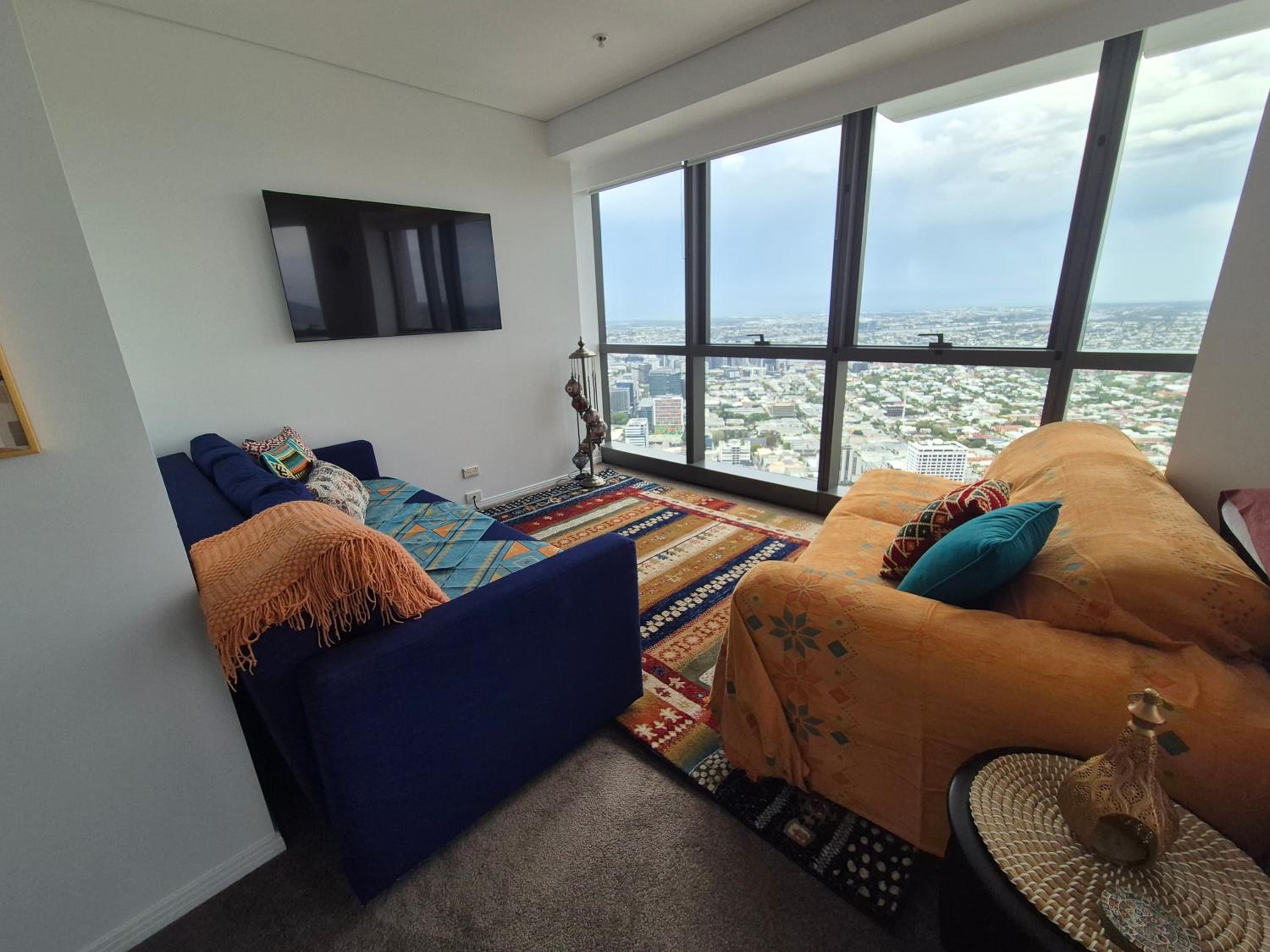 Exotic Moroccan Oasis on Level 60 in Meriton - Deluxe Story Bridge & River Views - Free Parking