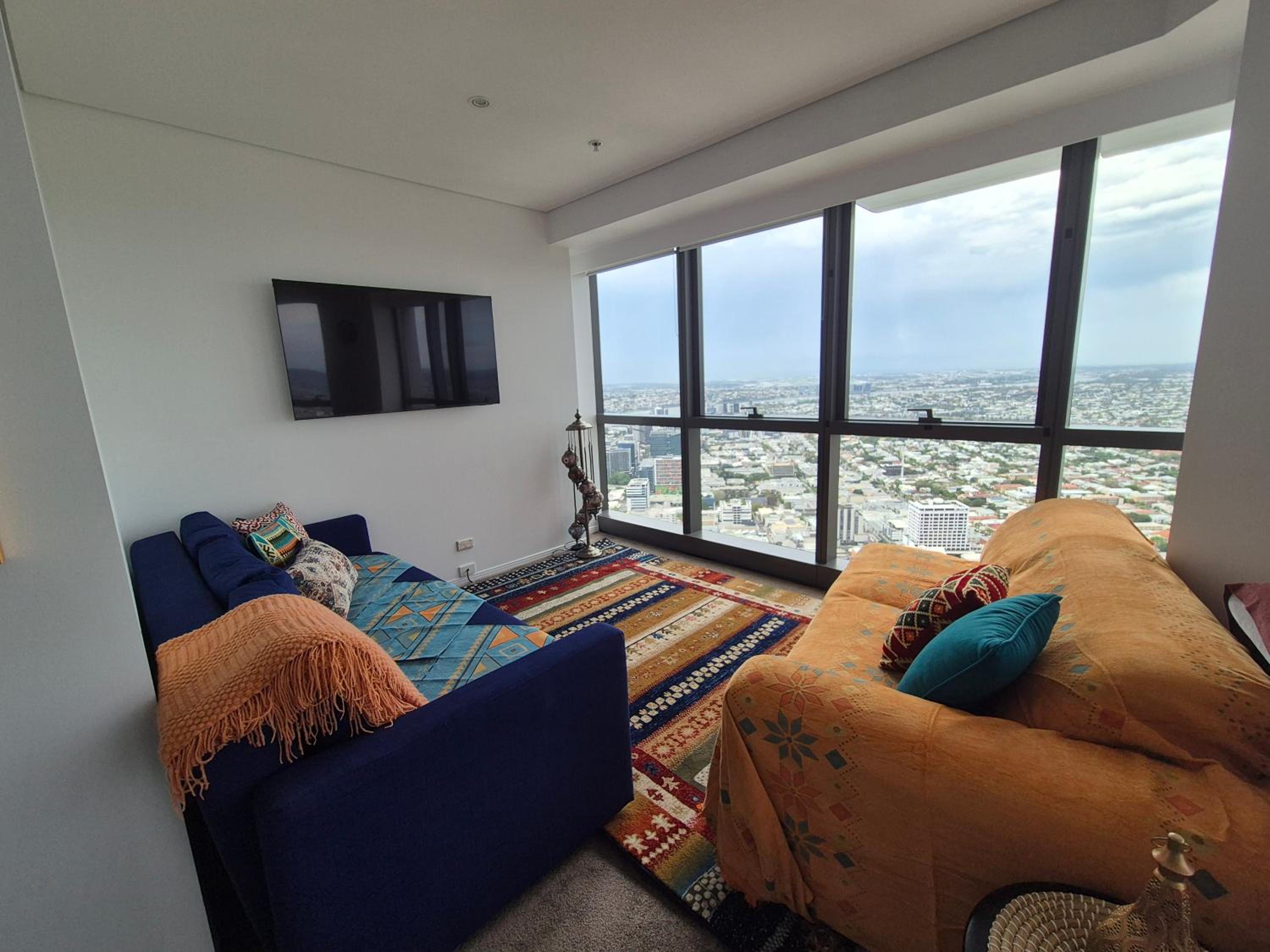 Exotic Moroccan Oasis on Level 60 in Meriton - Deluxe Story Bridge & River Views - Free Parking