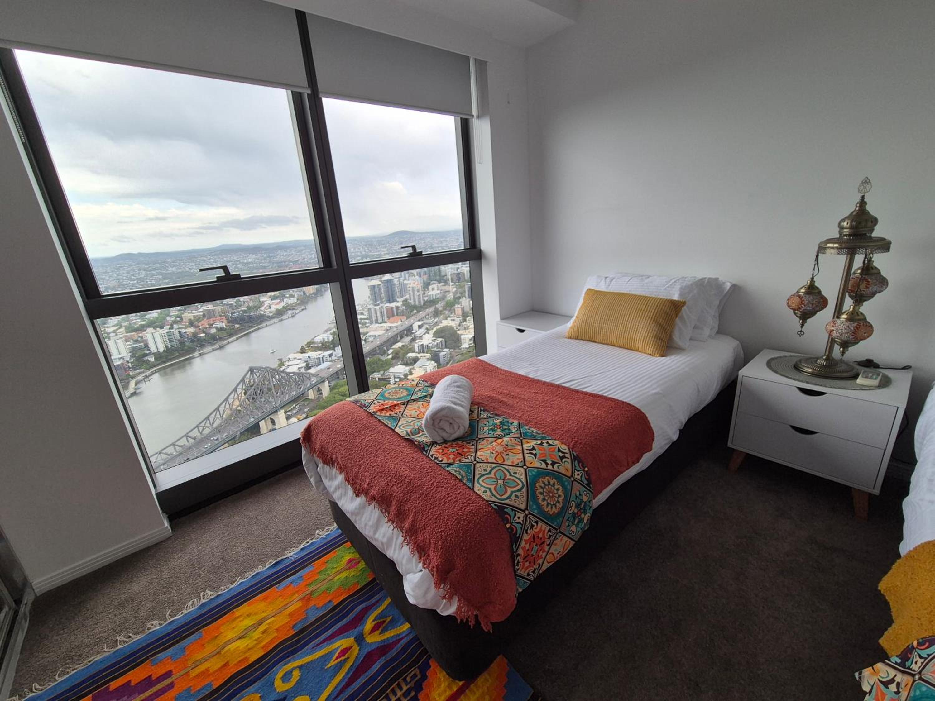 Exotic Moroccan Oasis on Level 60 in Meriton - Deluxe Story Bridge & River Views - Free Parking