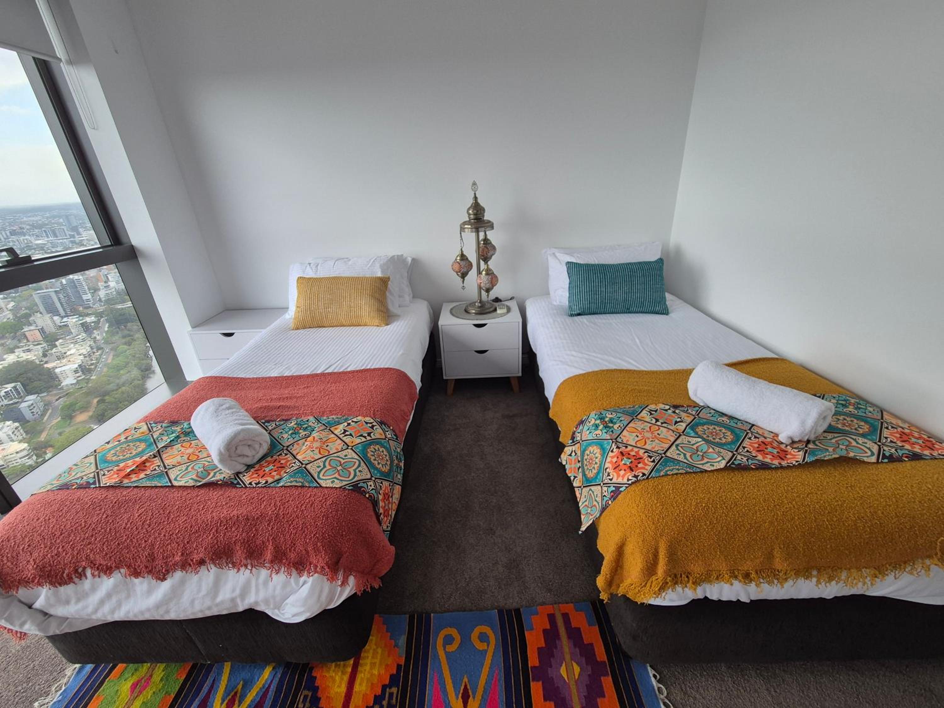Exotic Moroccan Oasis on Level 60 in Meriton - Deluxe Story Bridge & River Views - Free Parking