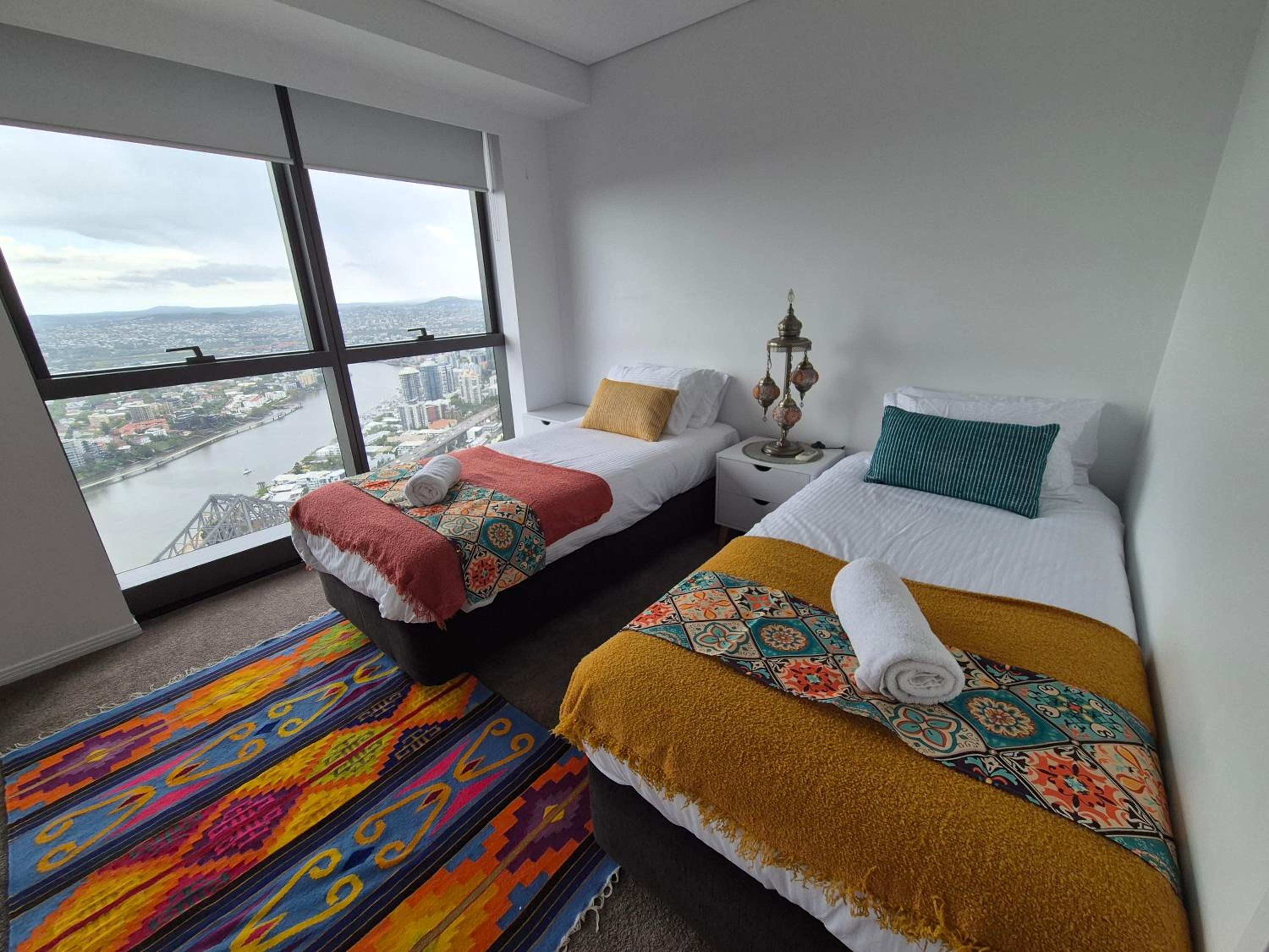 Exotic Moroccan Oasis on Level 60 in Meriton - Deluxe Story Bridge & River Views - Free Parking