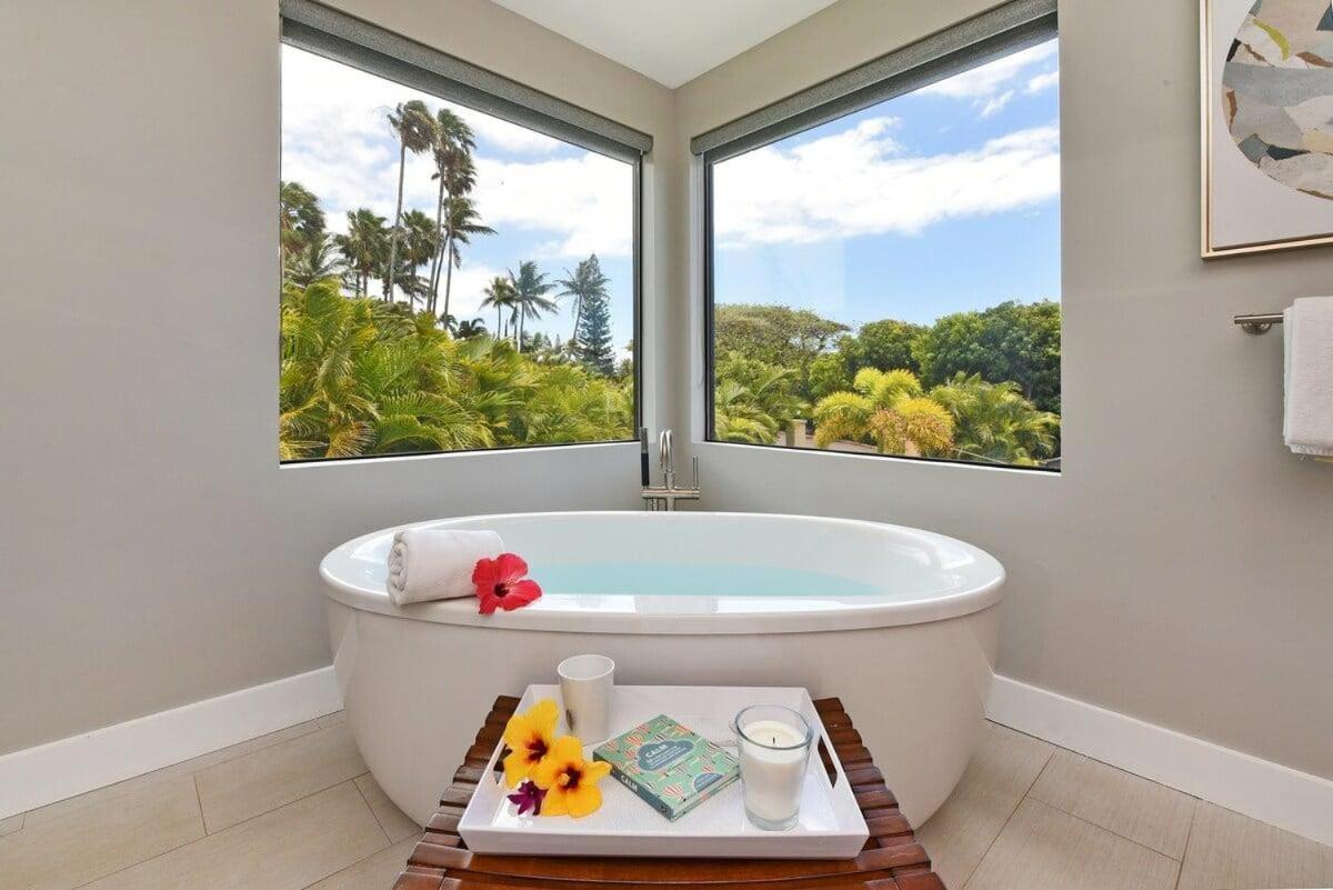 Hale Nui · HALE NUI Luxury Retreat 5BD w Private Pool Hot Tub