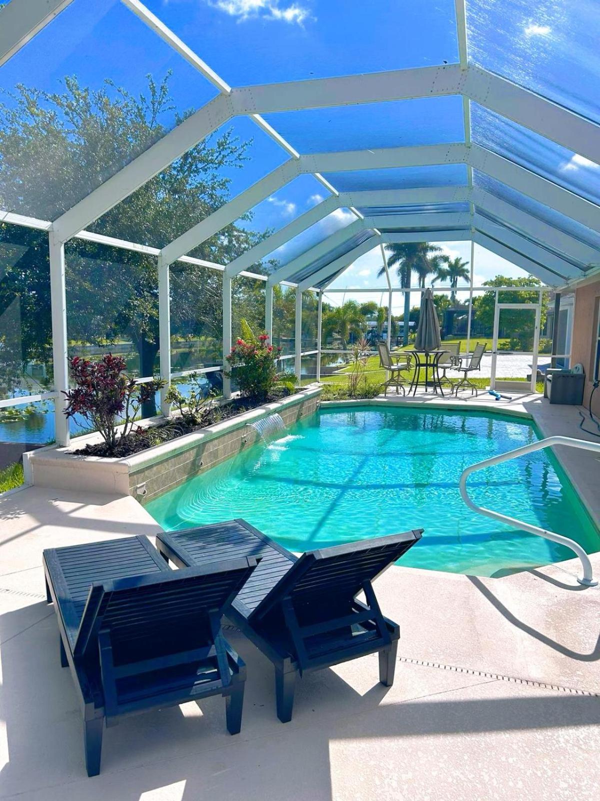 Waterfront VILLA with SPA&heated Pool, sunset view, Family&Pets Friendly