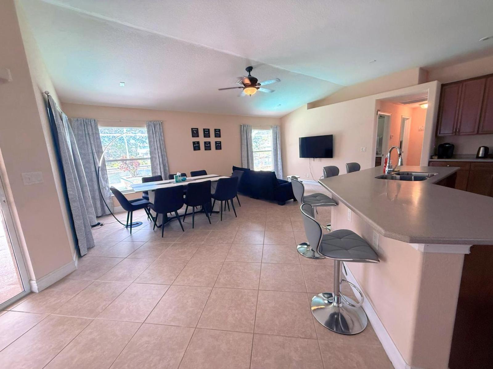 Waterfront VILLA with SPA&heated Pool, sunset view, Family&Pets Friendly