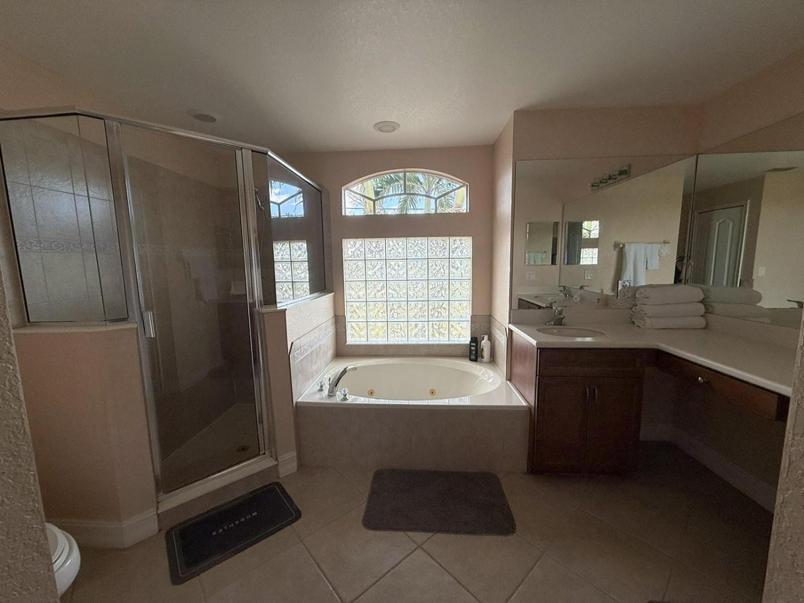 Waterfront VILLA with SPA&heated Pool, sunset view, Family&Pets Friendly