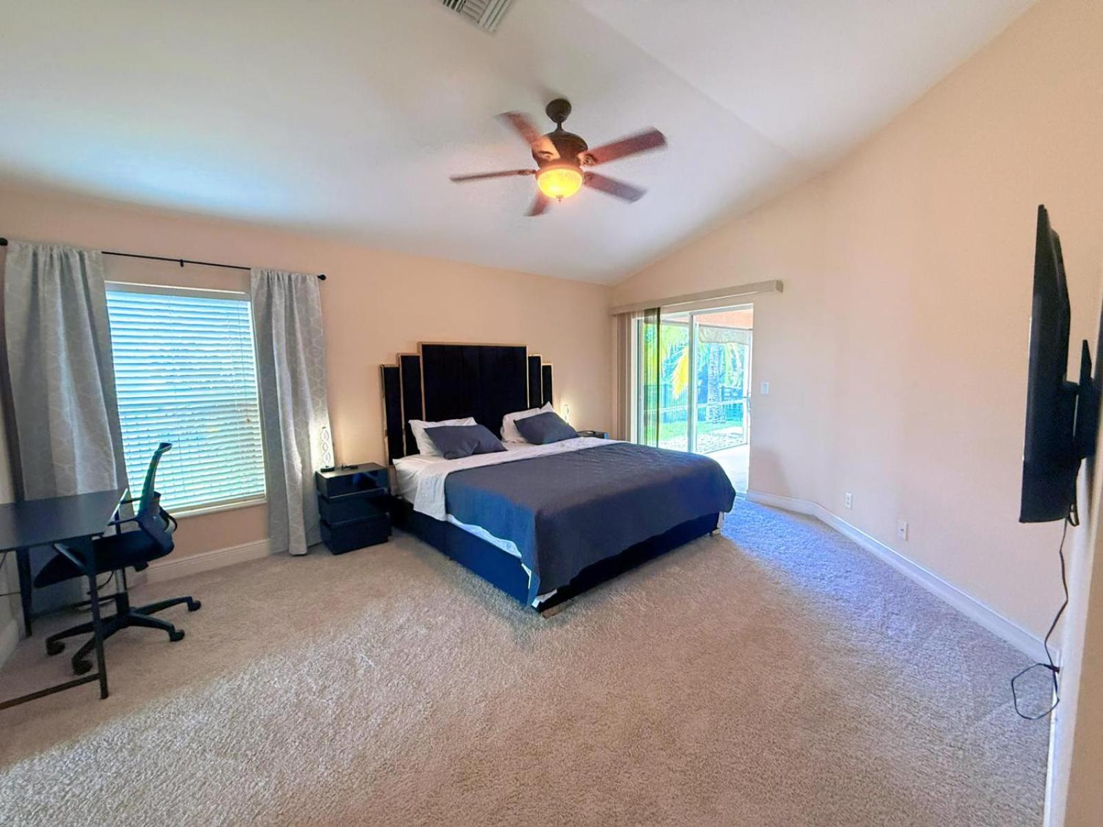 Waterfront VILLA with SPA&heated Pool, sunset view, Family&Pets Friendly