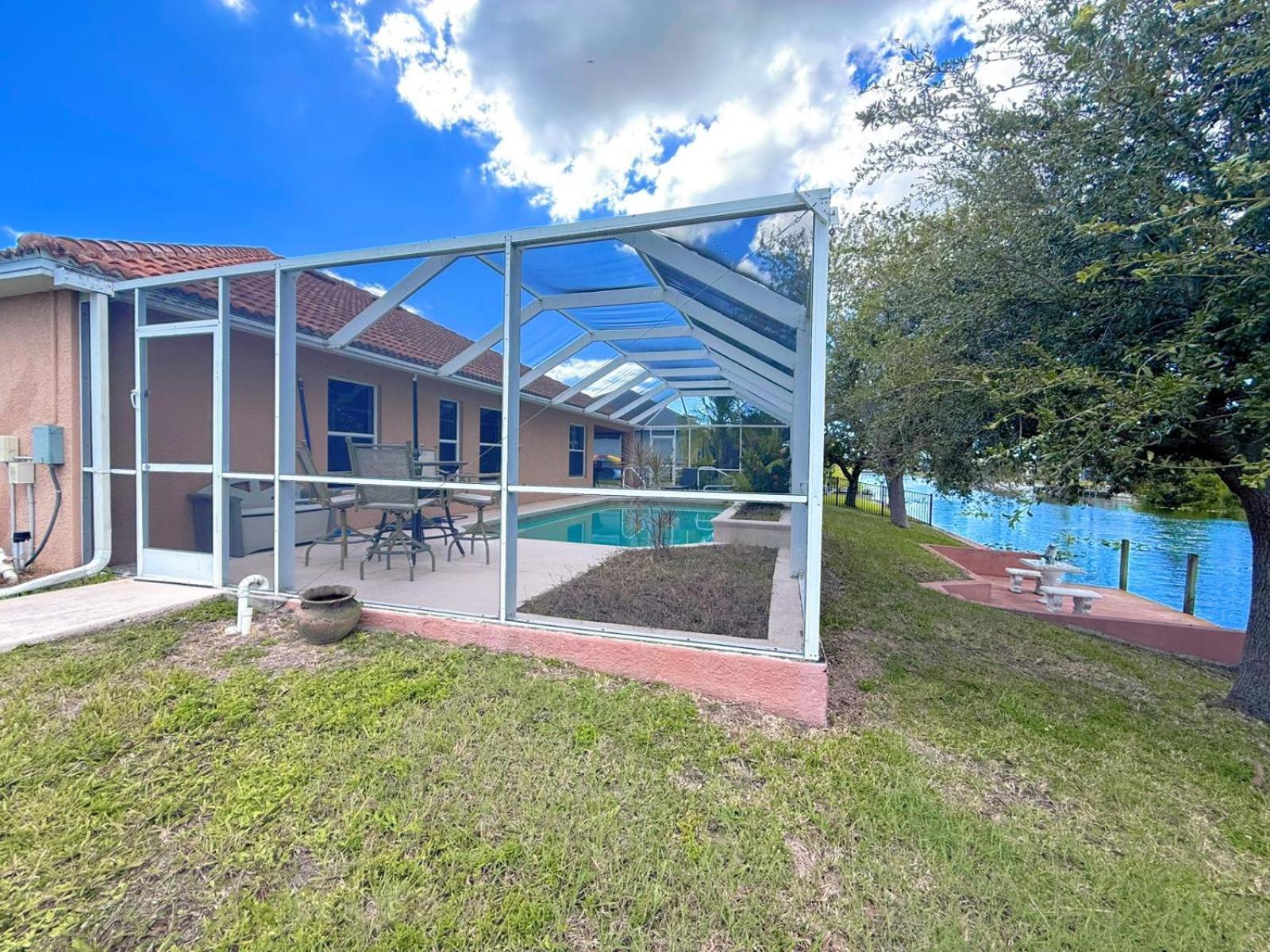 Waterfront VILLA with SPA&heated Pool, sunset view, Family&Pets Friendly