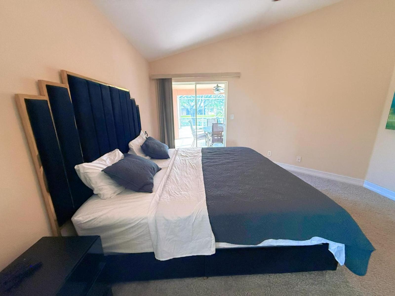 Waterfront VILLA with SPA&heated Pool, sunset view, Family&Pets Friendly