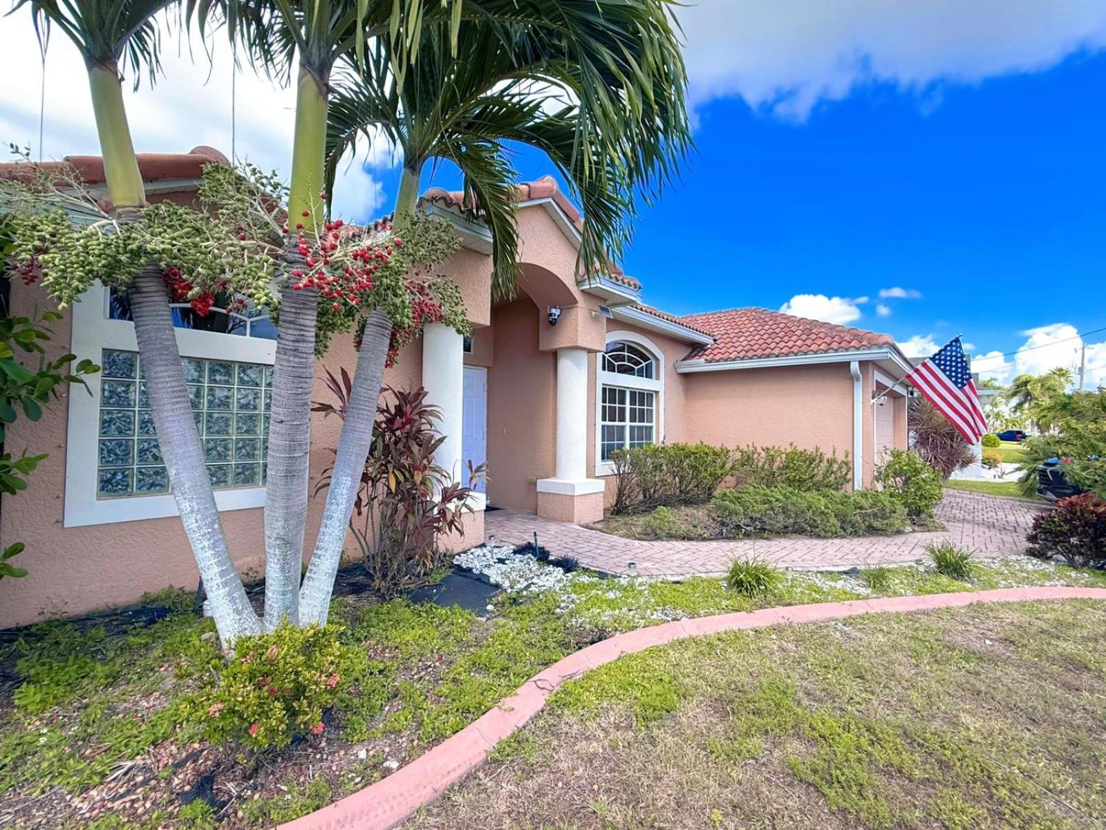 Waterfront VILLA with SPA&heated Pool, sunset view, Family&Pets Friendly