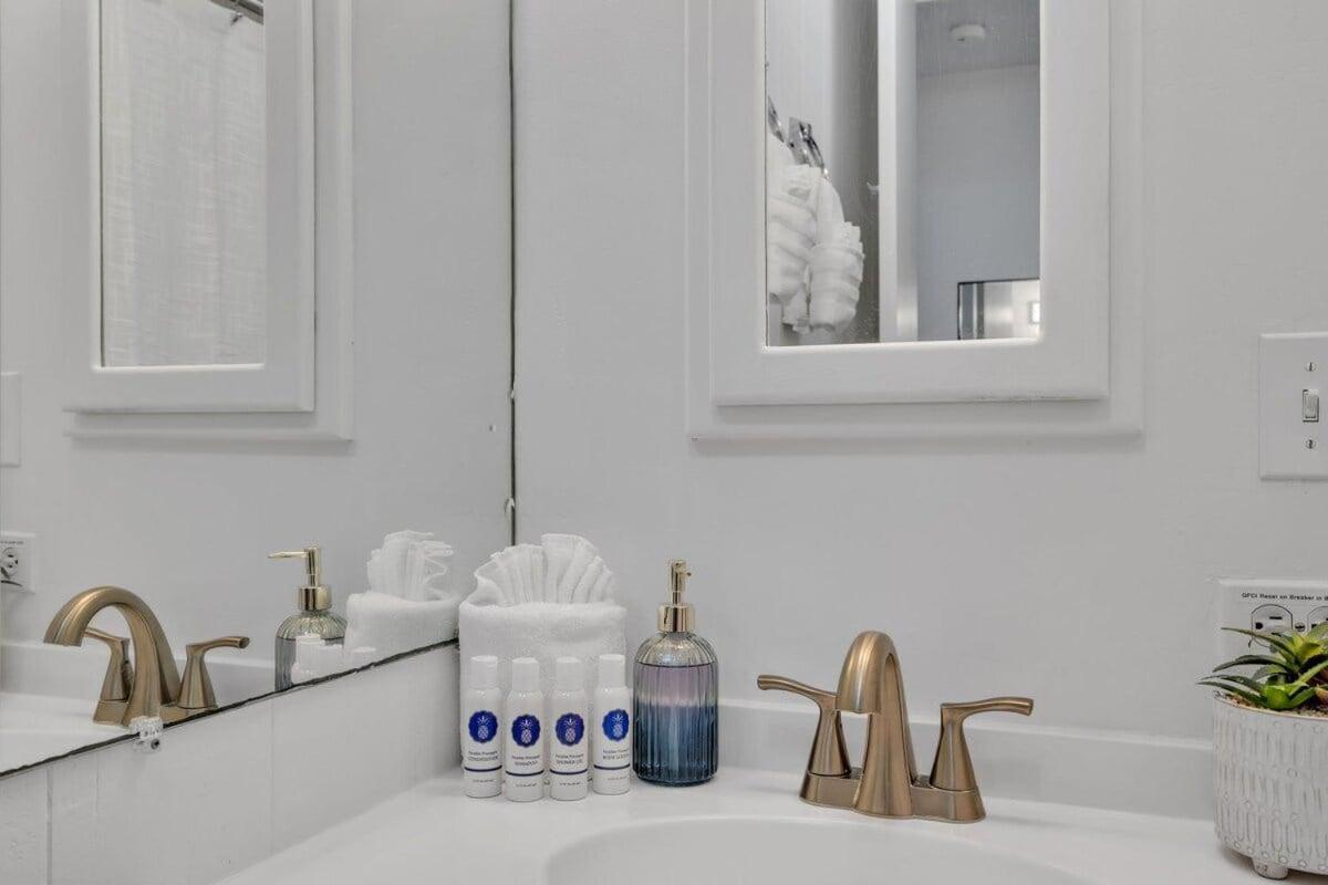 Hale Kai 110 · HKI 110 1BD Condo w Oceanviews and Oceanfront Poo