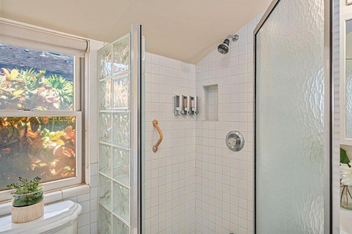 International Colony Club 43 · ICC 43 Spacious 2BD Cottage Walk