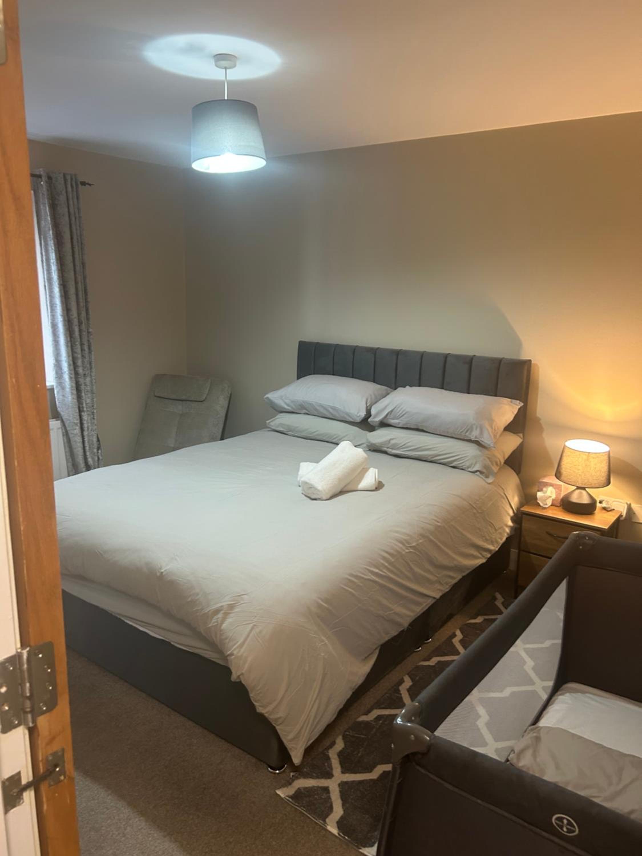 New 4 stars Large prime city center 2 bed 2 bath duplex apartment with free secure parking