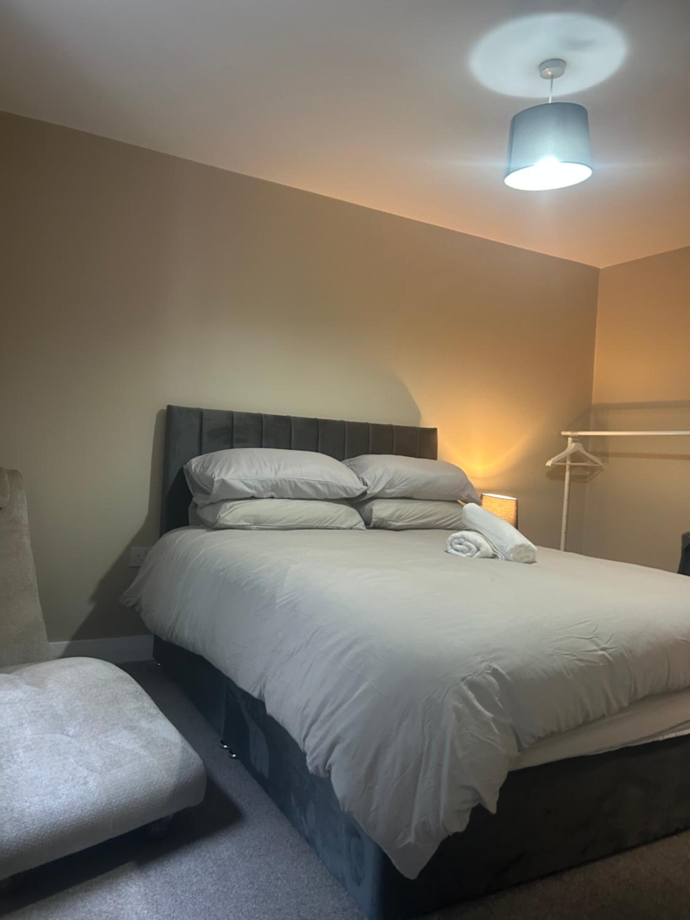 New 4 stars Large prime city center 2 bed 2 bath duplex apartment with free secure parking