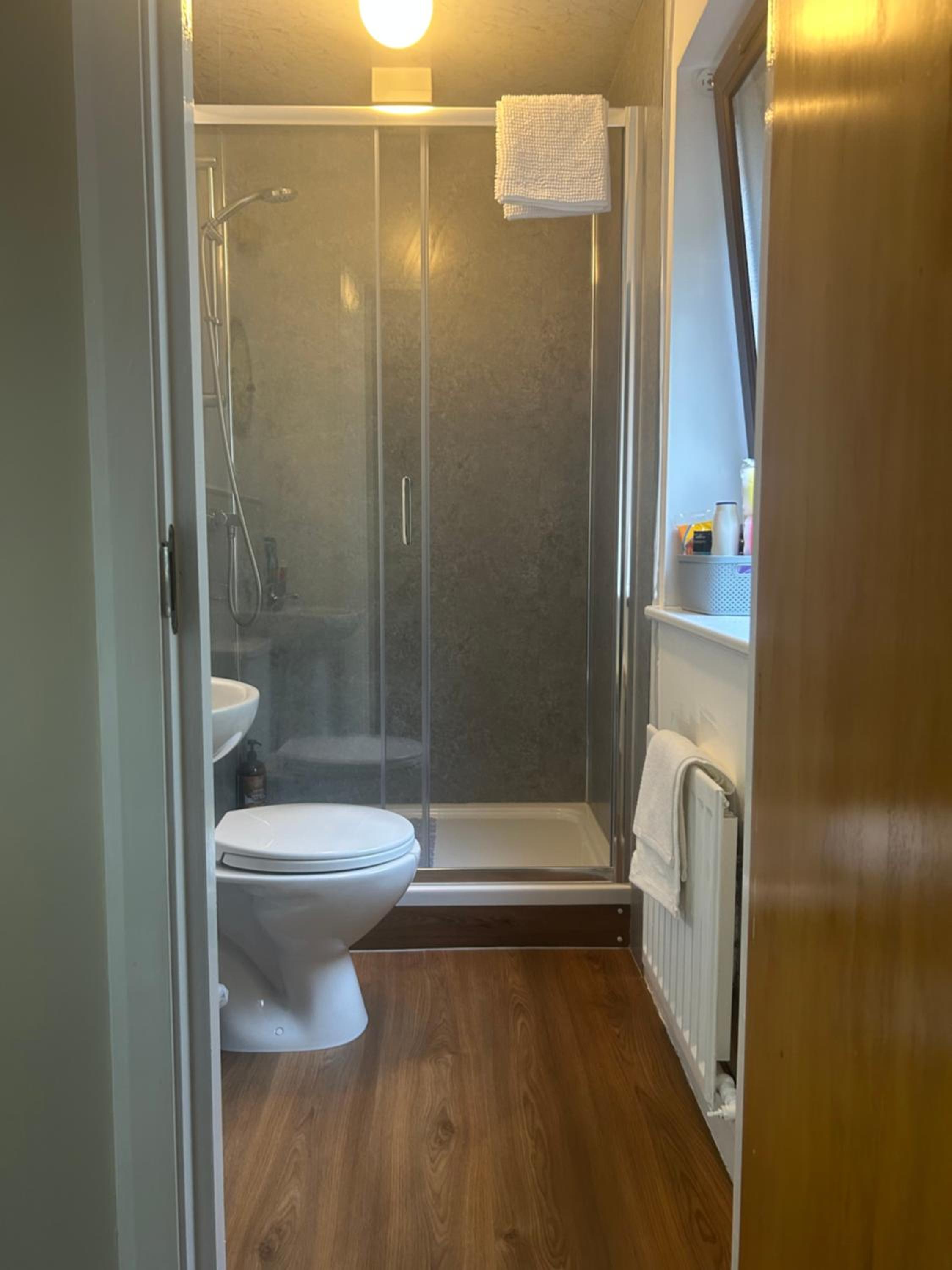 New 4 stars Large prime city center 2 bed 2 bath duplex apartment with free secure parking