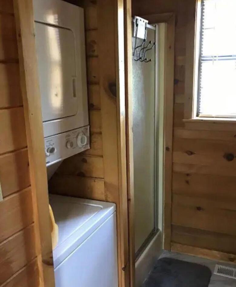 Tiny cozy cabin with hot tub, relax and unwind!