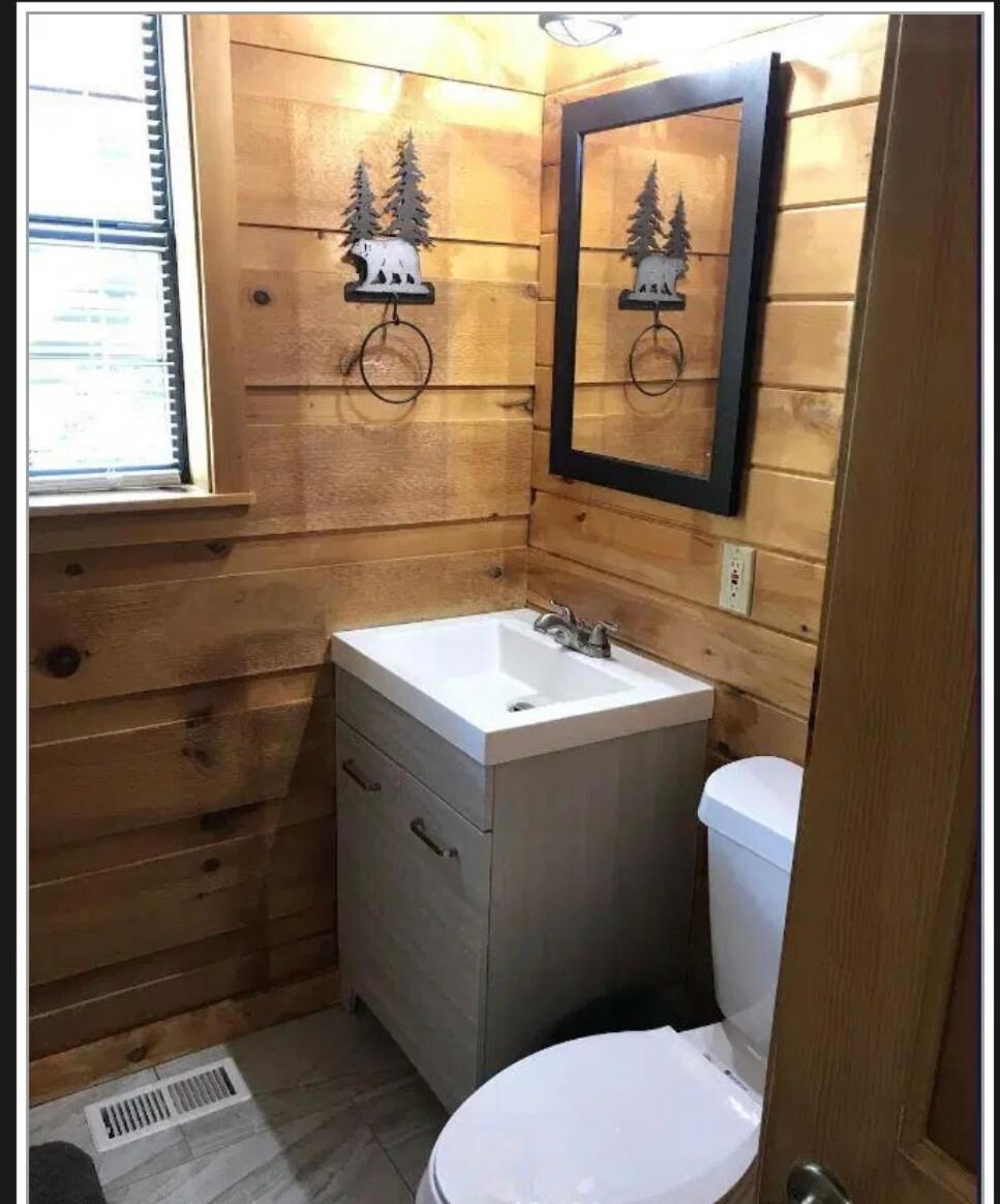 Tiny cozy cabin with hot tub, relax and unwind!
