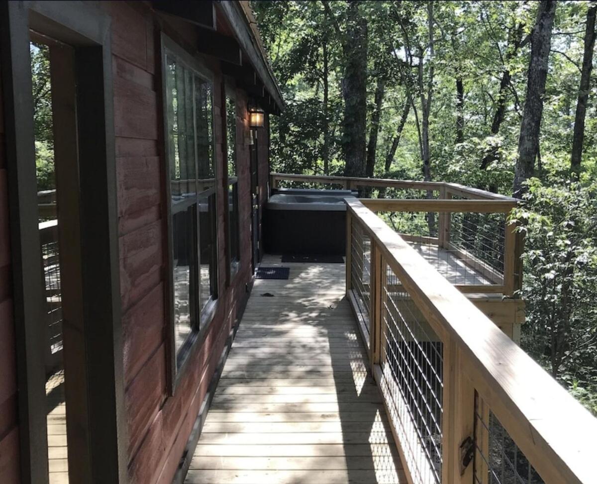 Tiny cozy cabin with hot tub, relax and unwind!
