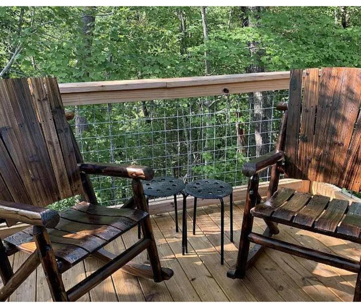 Tiny cozy cabin with hot tub, relax and unwind!
