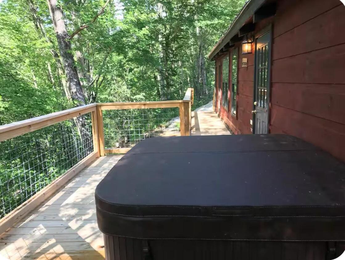 Tiny cozy cabin with hot tub, relax and unwind!