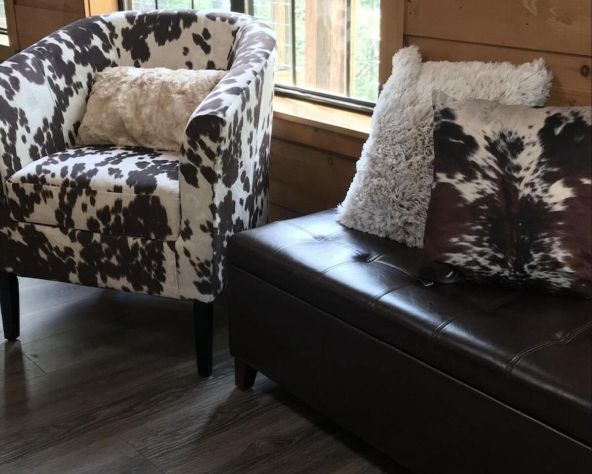 Tiny cozy cabin with hot tub, relax and unwind!