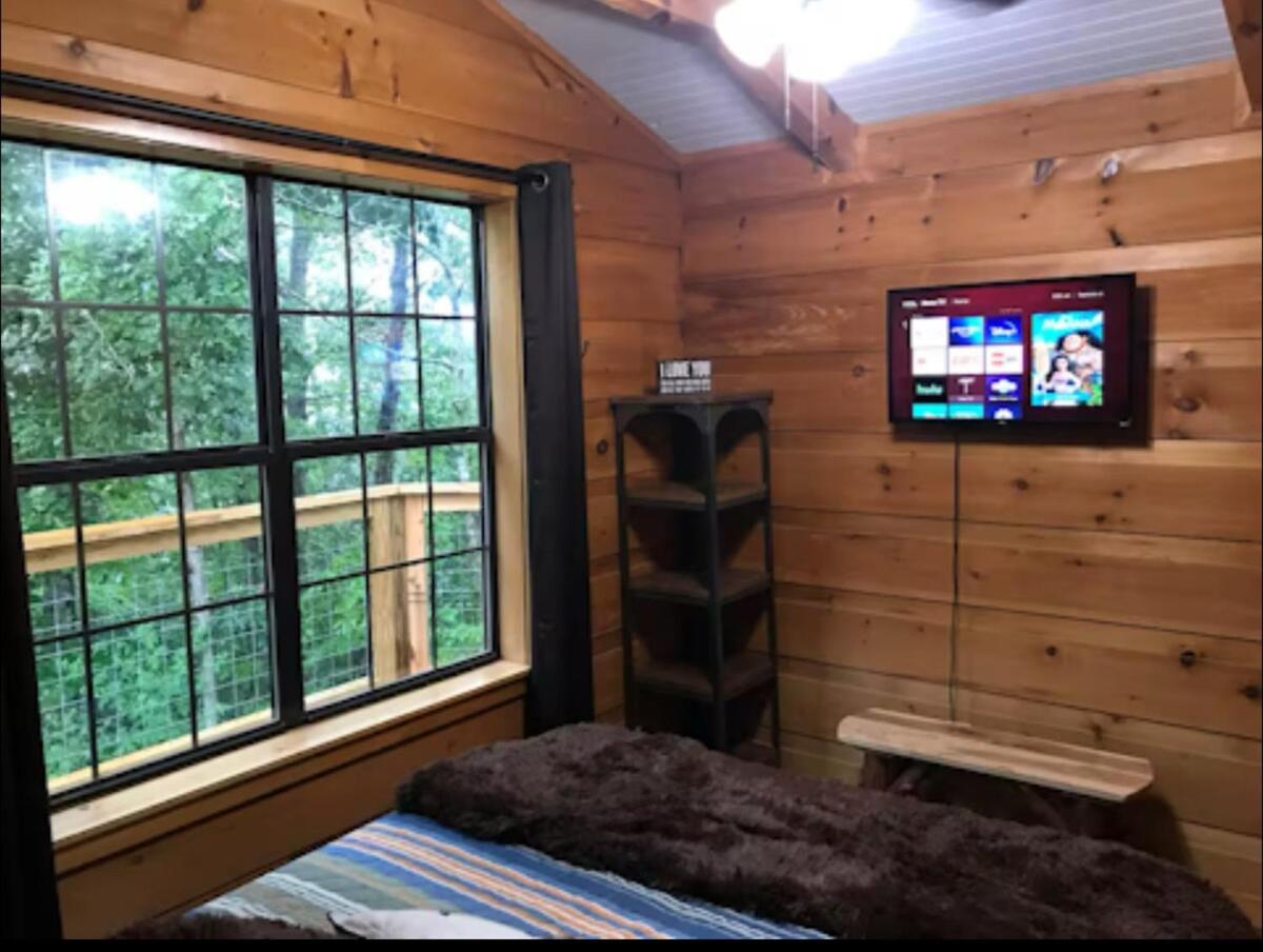 Tiny cozy cabin with hot tub, relax and unwind!